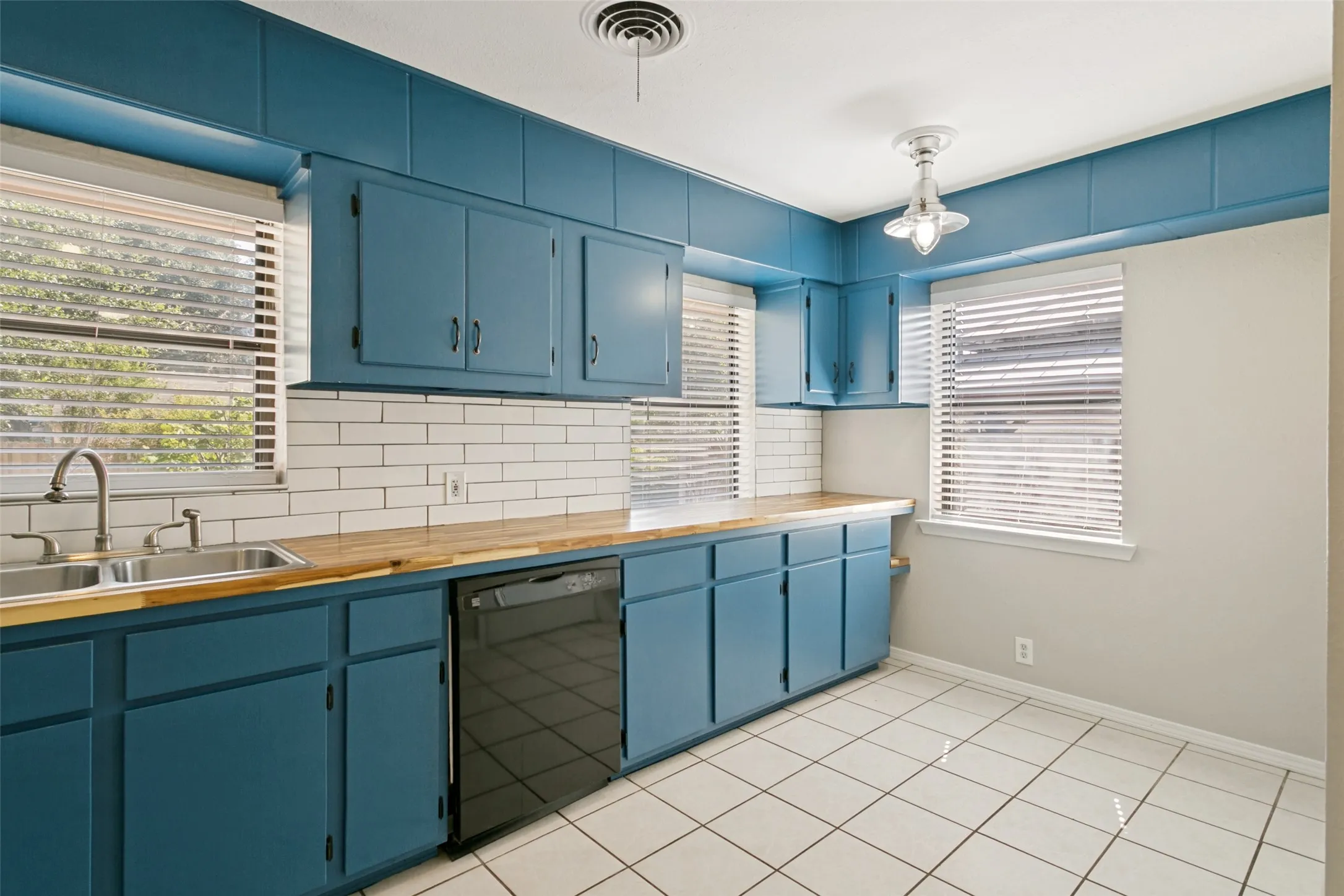 Single Family Residence For Sale in Dallas County , 2952 Lavita Lane, Farmers Branch, Texas 75234, 4 Bedroom, 2 Bathroom, Garage spaces, 1,700 Sqft, built in 1955, mls#21369651, Real Estate Agent in Farmers Branch, Homes For Sale in Dallas county, Homes For Sale in Farmers Branch, Realtor in Farmers Branch Texas, Real Estate Brokerage Independent Realty Texas, Luminita Cordes Realtor