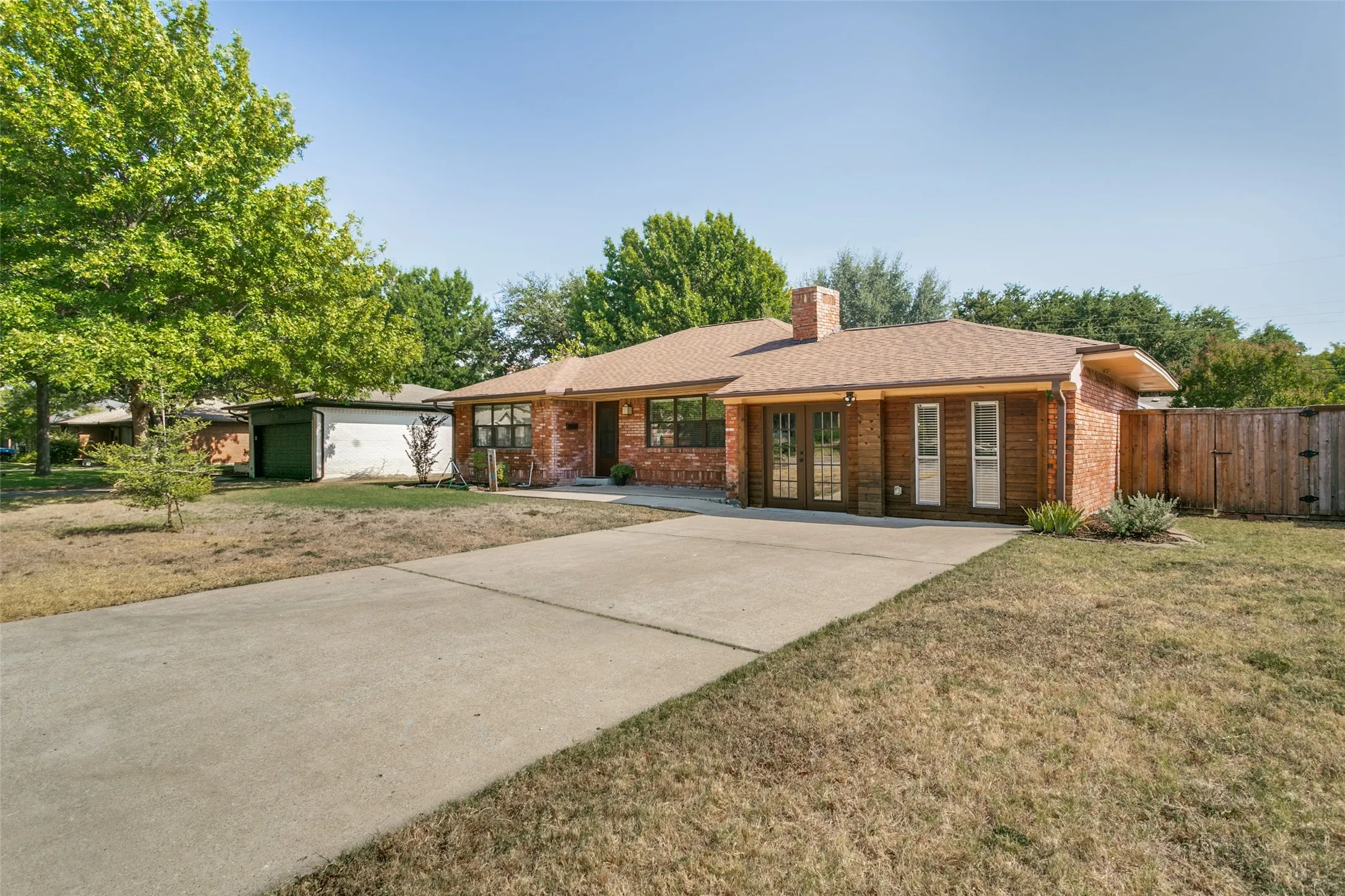 Single Family Residence For Sale in Dallas County , 2952 Lavita Lane, Farmers Branch, Texas 75234, 4 Bedroom, 2 Bathroom, Garage spaces, 1,700 Sqft, built in 1955, mls#21369651, Real Estate Agent in Farmers Branch, Homes For Sale in Dallas county, Homes For Sale in Farmers Branch, Realtor in Farmers Branch Texas, Real Estate Brokerage Independent Realty Texas, Luminita Cordes Realtor