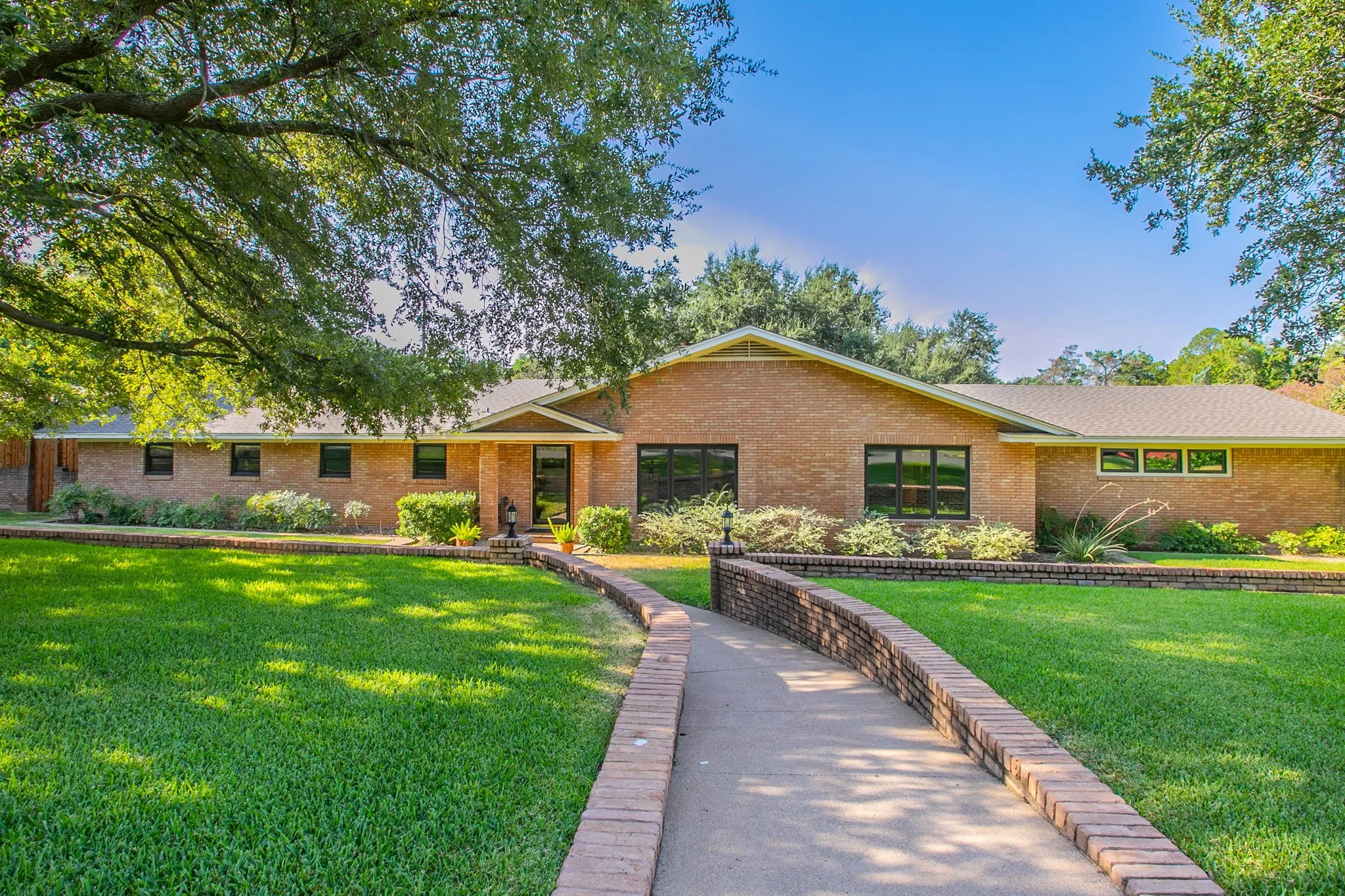 Single Family Residence For Sale in Mc Lennan County , 4936 Ridgeview Drive, Waco, Texas 76710, 3 Bedroom, 3 Bathroom, 2 Garage spaces, 3,092 Sqft, built in 1956, mls#21367081, Real Estate Agent in Waco, Homes For Sale in Mc Lennan county, Homes For Sale in Waco, Realtor in Waco Texas, Real Estate Brokerage Independent Realty Texas, Luminita Cordes Realtor