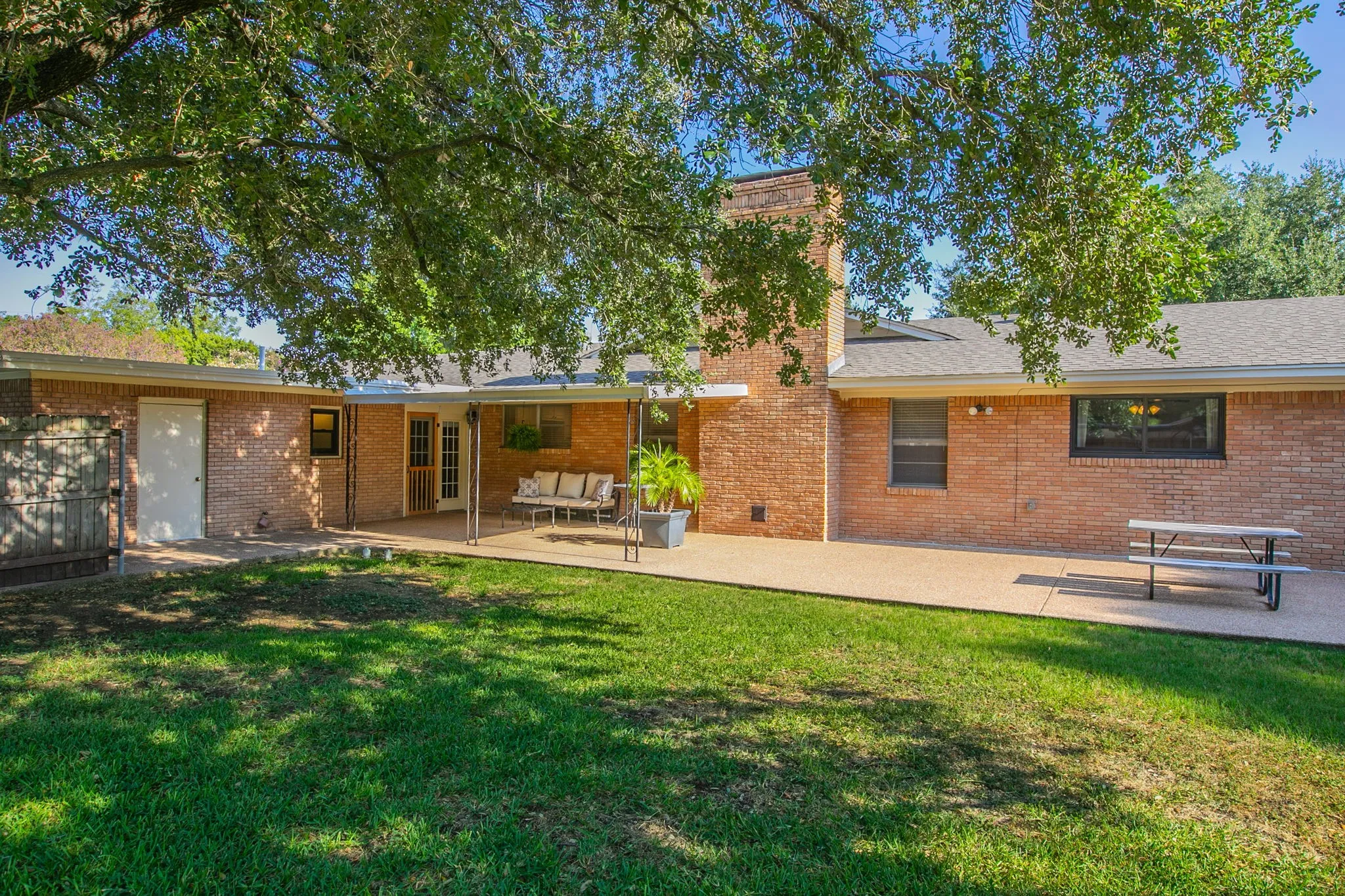 Single Family Residence For Sale in Mc Lennan County , 4936 Ridgeview Drive, Waco, Texas 76710, 3 Bedroom, 3 Bathroom, 2 Garage spaces, 3,092 Sqft, built in 1956, mls#21367081, Real Estate Agent in Waco, Homes For Sale in Mc Lennan county, Homes For Sale in Waco, Realtor in Waco Texas, Real Estate Brokerage Independent Realty Texas, Luminita Cordes Realtor