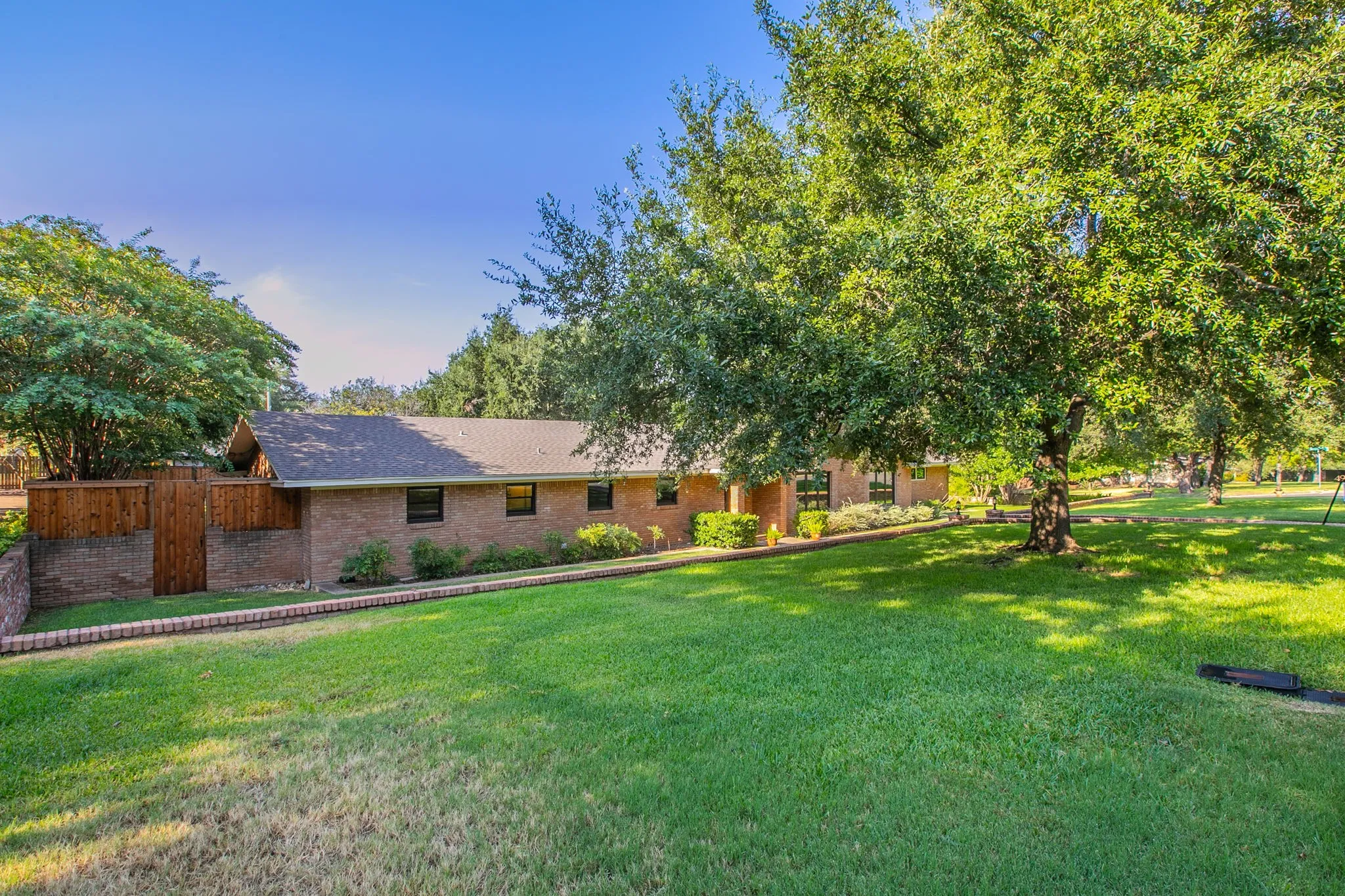 Single Family Residence For Sale in Mc Lennan County , 4936 Ridgeview Drive, Waco, Texas 76710, 3 Bedroom, 3 Bathroom, 2 Garage spaces, 3,092 Sqft, built in 1956, mls#21367081, Real Estate Agent in Waco, Homes For Sale in Mc Lennan county, Homes For Sale in Waco, Realtor in Waco Texas, Real Estate Brokerage Independent Realty Texas, Luminita Cordes Realtor