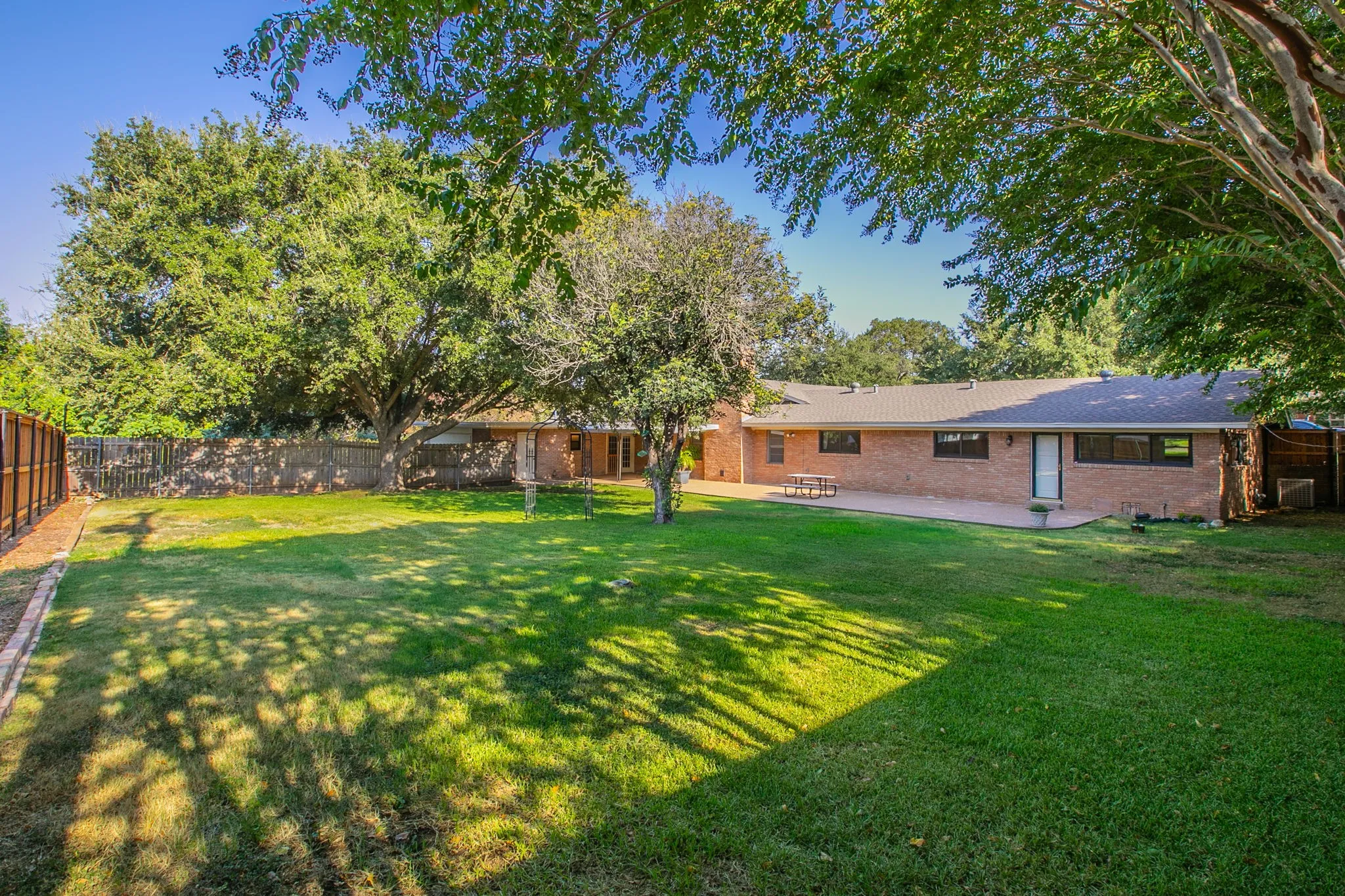 Single Family Residence For Sale in Mc Lennan County , 4936 Ridgeview Drive, Waco, Texas 76710, 3 Bedroom, 3 Bathroom, 2 Garage spaces, 3,092 Sqft, built in 1956, mls#21367081, Real Estate Agent in Waco, Homes For Sale in Mc Lennan county, Homes For Sale in Waco, Realtor in Waco Texas, Real Estate Brokerage Independent Realty Texas, Luminita Cordes Realtor