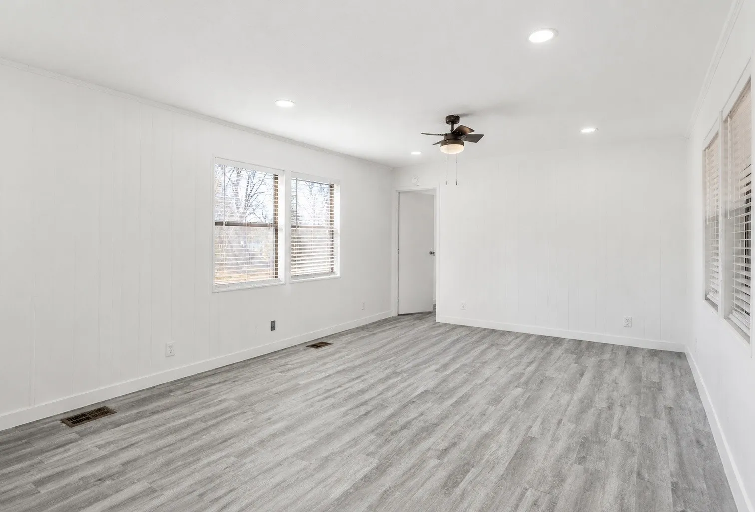 Mobile Home For Rent in Parker County , 6048 Hidden Circle, Azle, Texas 76020, 2 Bedroom, 2 Bathroom, Garage spaces, 980 Sqft, built in 1986, mls#21370432, Real Estate Agent in Azle, Homes For Rent in Parker county, Homes For Rent in Azle, Realtor in Azle Texas, Real Estate Brokerage Independent Realty Texas, Luminita Cordes Realtor
