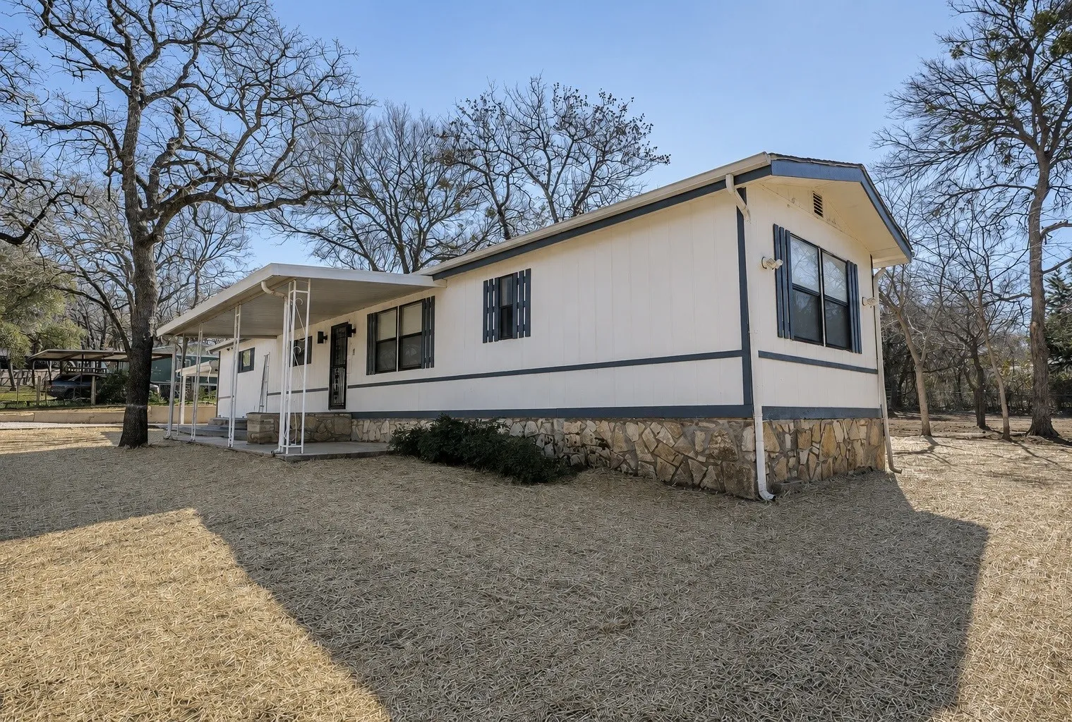 Mobile Home For Rent in Parker County , 6048 Hidden Circle, Azle, Texas 76020, 2 Bedroom, 2 Bathroom, Garage spaces, 980 Sqft, built in 1986, mls#21370432, Real Estate Agent in Azle, Homes For Rent in Parker county, Homes For Rent in Azle, Realtor in Azle Texas, Real Estate Brokerage Independent Realty Texas, Luminita Cordes Realtor