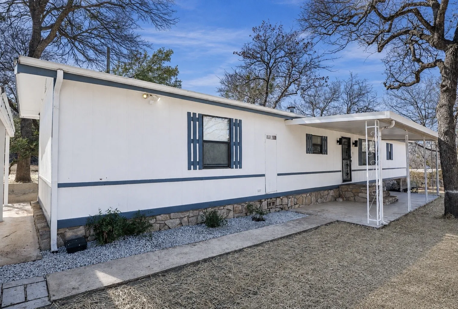 Mobile Home For Rent in Parker County , 6048 Hidden Circle, Azle, Texas 76020, 2 Bedroom, 2 Bathroom, Garage spaces, 980 Sqft, built in 1986, mls#21370432, Real Estate Agent in Azle, Homes For Rent in Parker county, Homes For Rent in Azle, Realtor in Azle Texas, Real Estate Brokerage Independent Realty Texas, Luminita Cordes Realtor