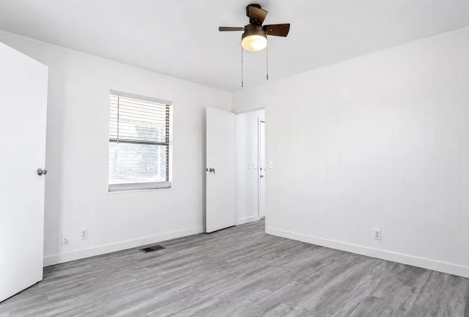 Mobile Home For Rent in Parker County , 6048 Hidden Circle, Azle, Texas 76020, 2 Bedroom, 2 Bathroom, Garage spaces, 980 Sqft, built in 1986, mls#21370432, Real Estate Agent in Azle, Homes For Rent in Parker county, Homes For Rent in Azle, Realtor in Azle Texas, Real Estate Brokerage Independent Realty Texas, Luminita Cordes Realtor
