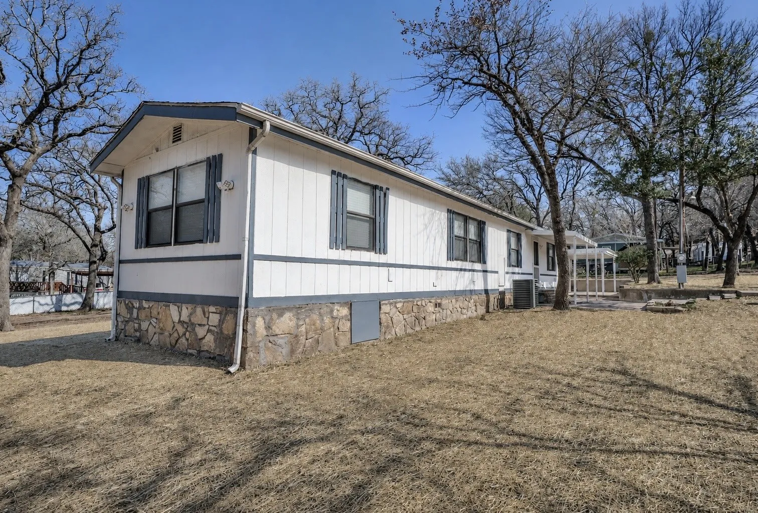 Mobile Home For Rent in Parker County , 6048 Hidden Circle, Azle, Texas 76020, 2 Bedroom, 2 Bathroom, Garage spaces, 980 Sqft, built in 1986, mls#21370432, Real Estate Agent in Azle, Homes For Rent in Parker county, Homes For Rent in Azle, Realtor in Azle Texas, Real Estate Brokerage Independent Realty Texas, Luminita Cordes Realtor