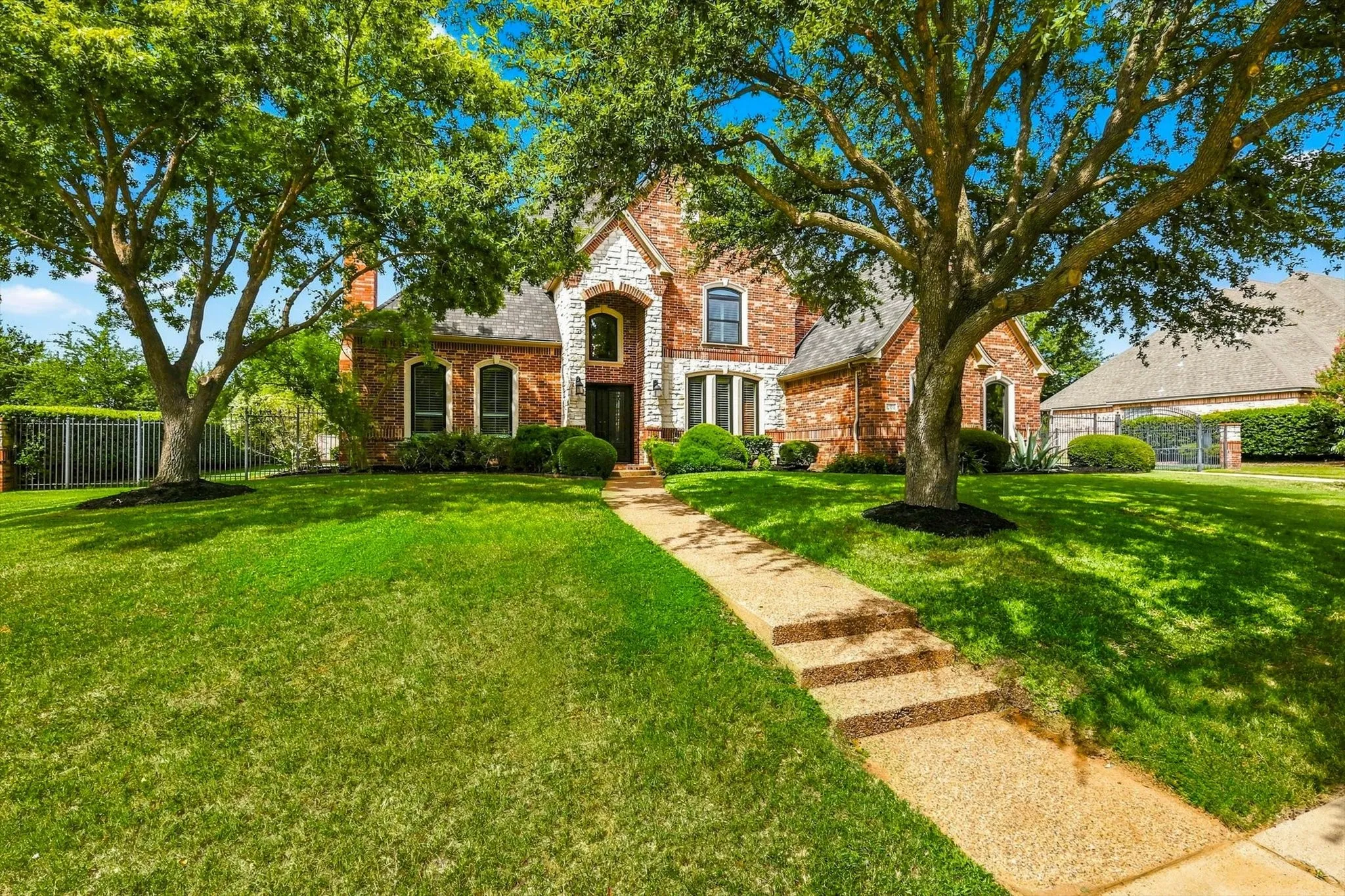 Single Family Residence For Sale in Tarrant County , 1208 Merlot Drive, Southlake, Texas 76092, 4 Bedroom, 4 Bathroom, 3 Garage spaces, 3,800 Sqft, built in 2001, mls#21368345, Real Estate Agent in Southlake, Homes For Sale in Tarrant county, Homes For Sale in Southlake, Realtor in Southlake Texas, Real Estate Brokerage Independent Realty Texas, Luminita Cordes Realtor