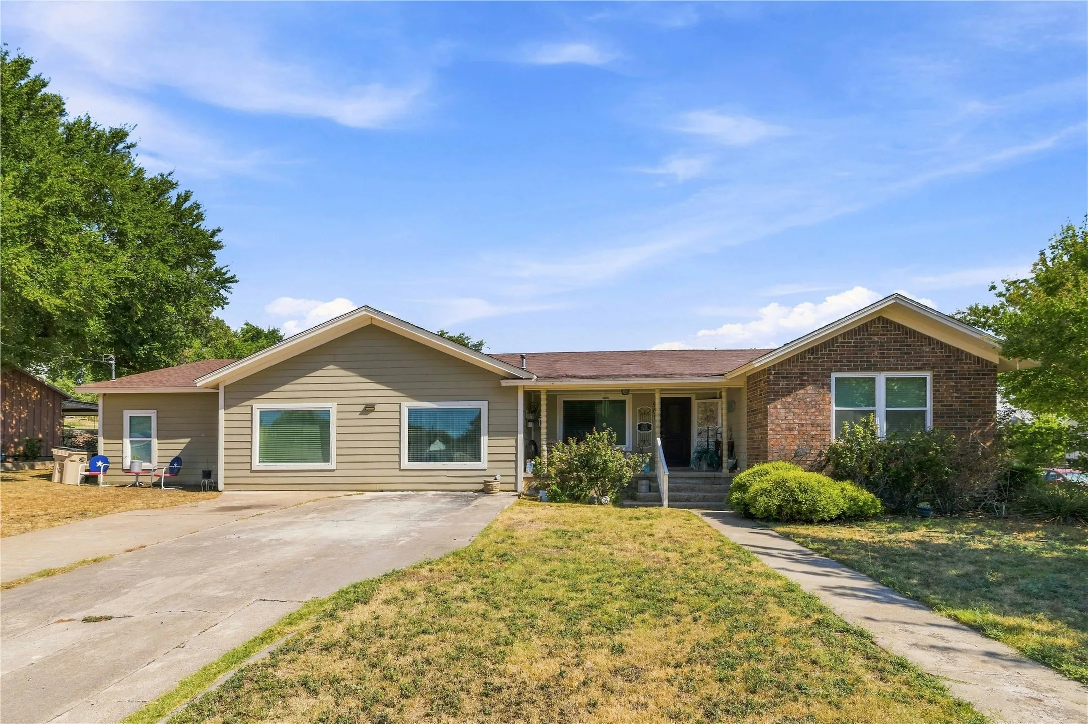 Single Family Residence For Sale in Comanche County , 901 W Wrights Avenue, Comanche, Texas 76442, 4 Bedroom, 3 Bathroom, Garage spaces, 2,481 Sqft, built in 1949, mls#21371780, Real Estate Agent in Comanche, Homes For Sale in Comanche county, Homes For Sale in Comanche, Realtor in Comanche Texas, Real Estate Brokerage Independent Realty Texas, Luminita Cordes Realtor
