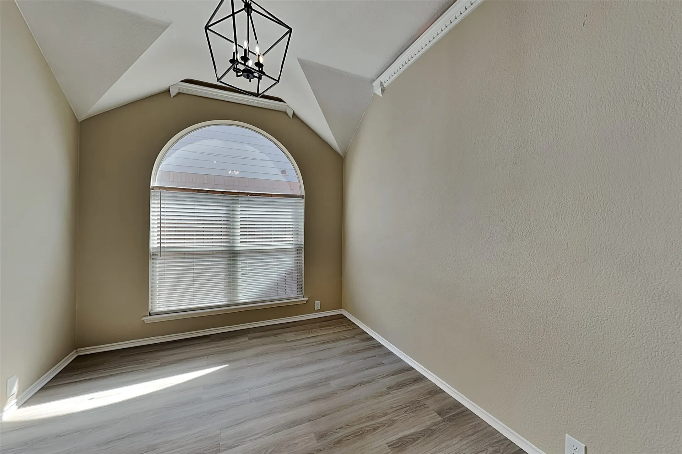 Single Family Residence For Rent in Tarrant County , 4733 Parkmount Drive, Fort Worth, Texas 76137, 3 Bedroom, 2 Bathroom, 2 Garage spaces, 1,768 Sqft, built in 2000, mls#21371846, Real Estate Agent in Fort Worth, Homes For Rent in Tarrant county, Homes For Rent in Fort Worth, Realtor in Fort Worth Texas, Real Estate Brokerage Independent Realty Texas, Luminita Cordes Realtor