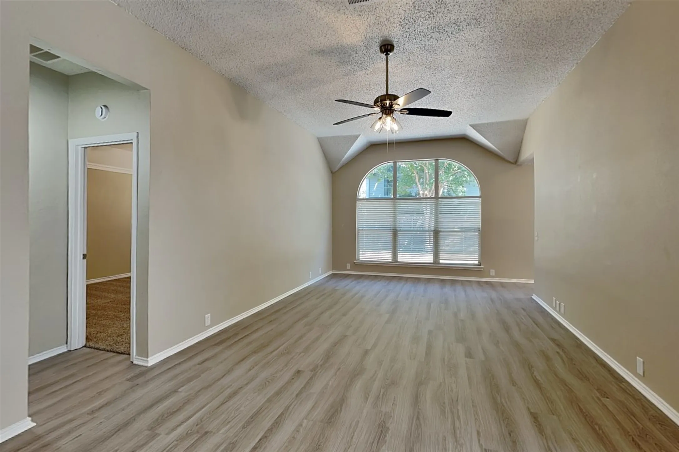Single Family Residence For Rent in Tarrant County , 4733 Parkmount Drive, Fort Worth, Texas 76137, 3 Bedroom, 2 Bathroom, 2 Garage spaces, 1,768 Sqft, built in 2000, mls#21371846, Real Estate Agent in Fort Worth, Homes For Rent in Tarrant county, Homes For Rent in Fort Worth, Realtor in Fort Worth Texas, Real Estate Brokerage Independent Realty Texas, Luminita Cordes Realtor