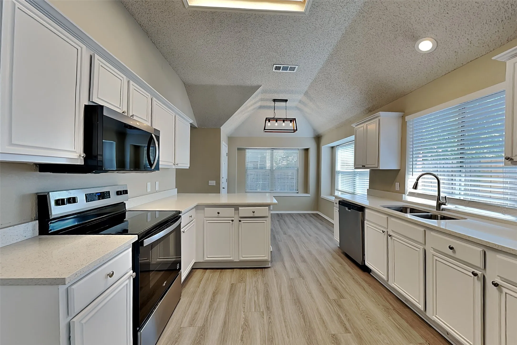 Single Family Residence For Rent in Tarrant County , 4733 Parkmount Drive, Fort Worth, Texas 76137, 3 Bedroom, 2 Bathroom, 2 Garage spaces, 1,768 Sqft, built in 2000, mls#21371846, Real Estate Agent in Fort Worth, Homes For Rent in Tarrant county, Homes For Rent in Fort Worth, Realtor in Fort Worth Texas, Real Estate Brokerage Independent Realty Texas, Luminita Cordes Realtor