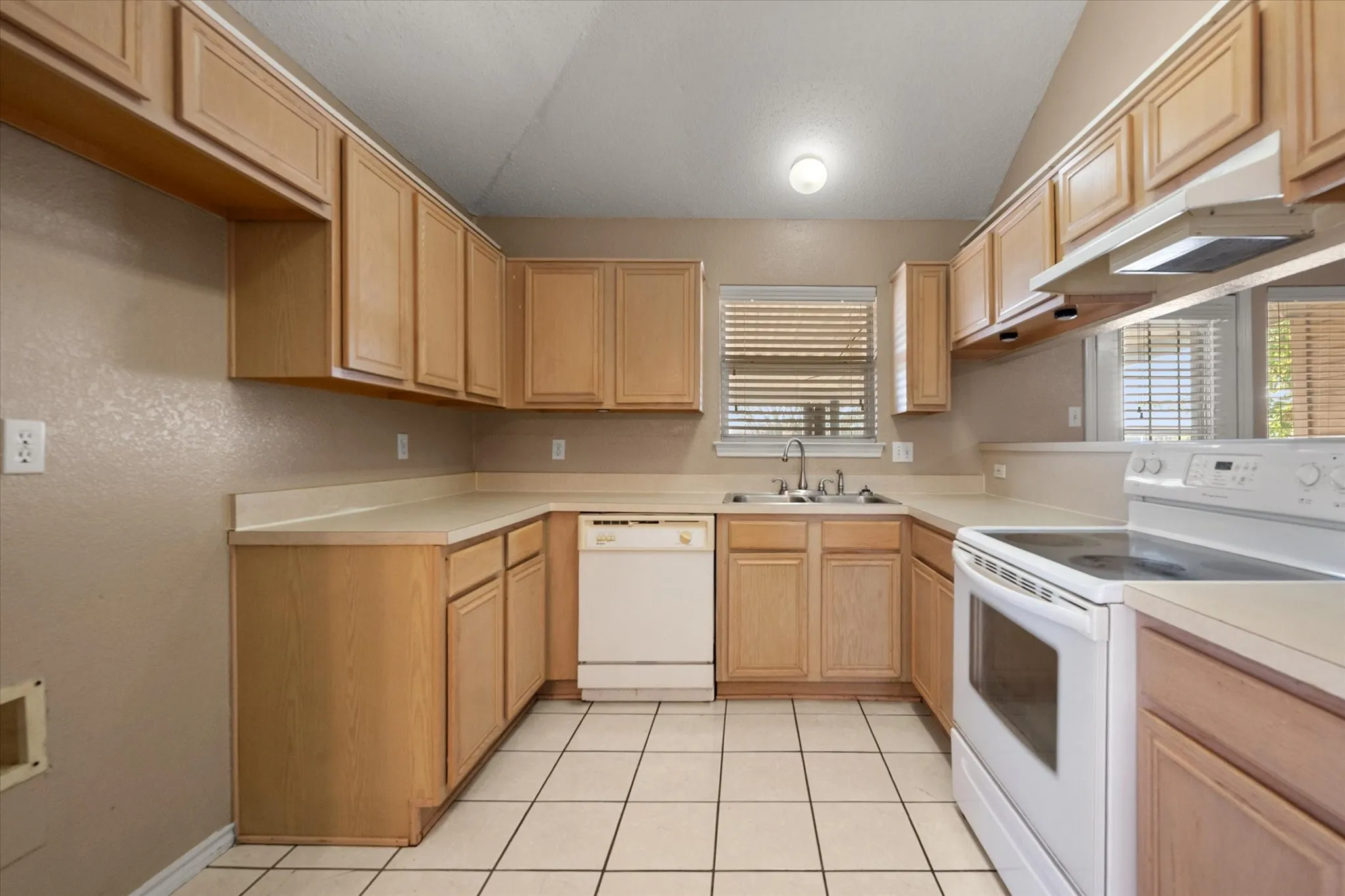 Single Family Residence For Sale in Johnson County , 1212 Charles Drive, Alvarado, Texas 76009, 3 Bedroom, 2 Bathroom, 2 Garage spaces, 1,310 Sqft, built in 1998, mls#21371665, Real Estate Agent in Alvarado, Homes For Sale in Johnson county, Homes For Sale in Alvarado, Realtor in Alvarado Texas, Real Estate Brokerage Independent Realty Texas, Luminita Cordes Realtor