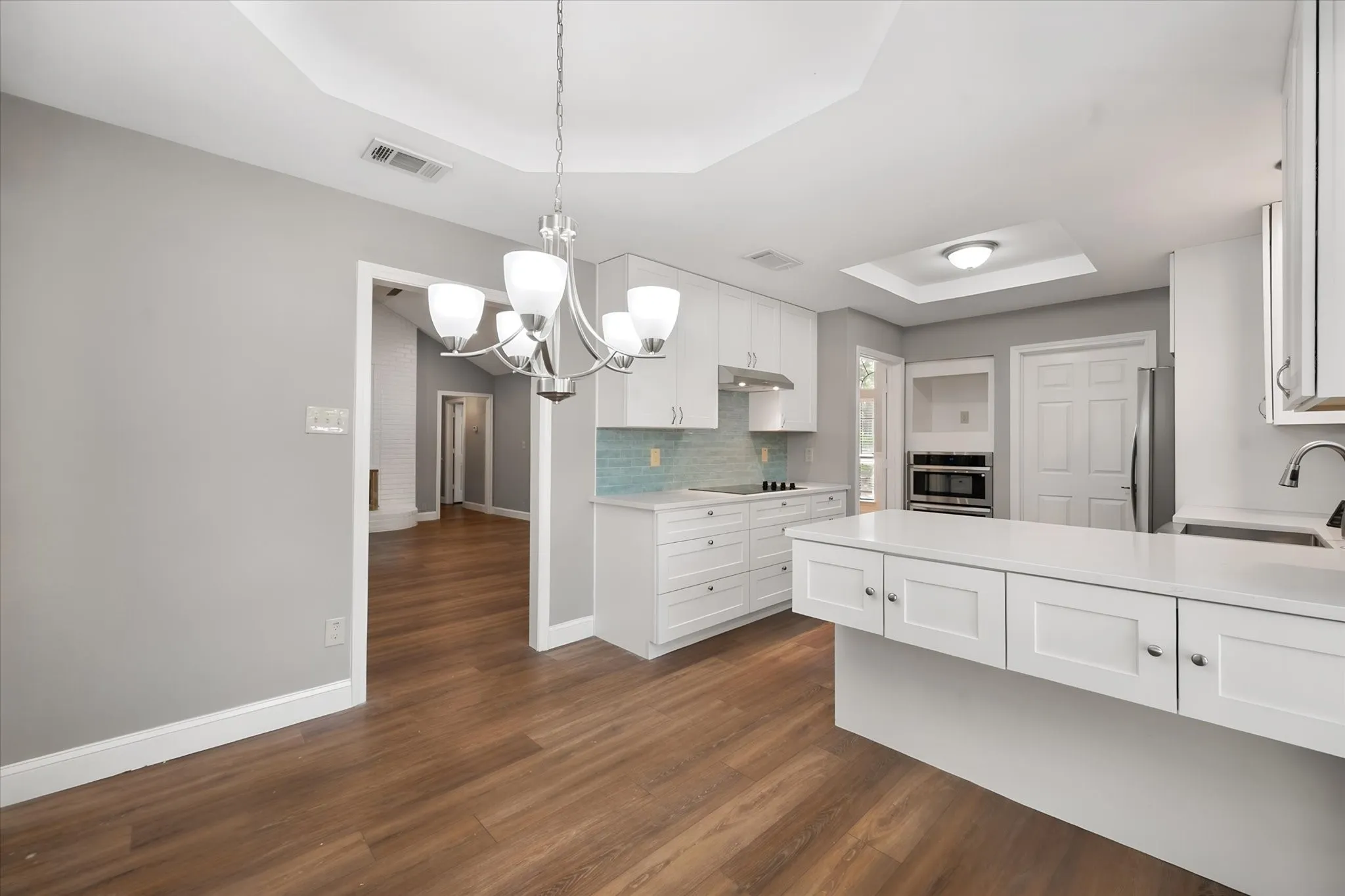 Eat-in off kitchen