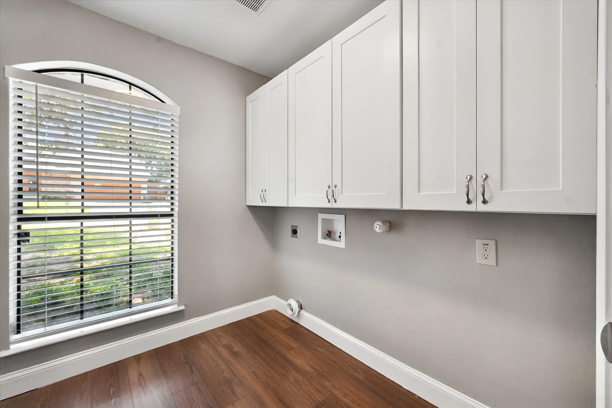 Single Family Residence For Sale in Tarrant County , 3803 Marine Court, Arlington, Texas 76016, 3 Bedroom, 2 Bathroom, 2 Garage spaces, 2,402 Sqft, built in 1984, mls#21370803, Real Estate Agent in Arlington, Homes For Sale in Tarrant county, Homes For Sale in Arlington, Realtor in Arlington Texas, Real Estate Brokerage Independent Realty Texas, Luminita Cordes Realtor