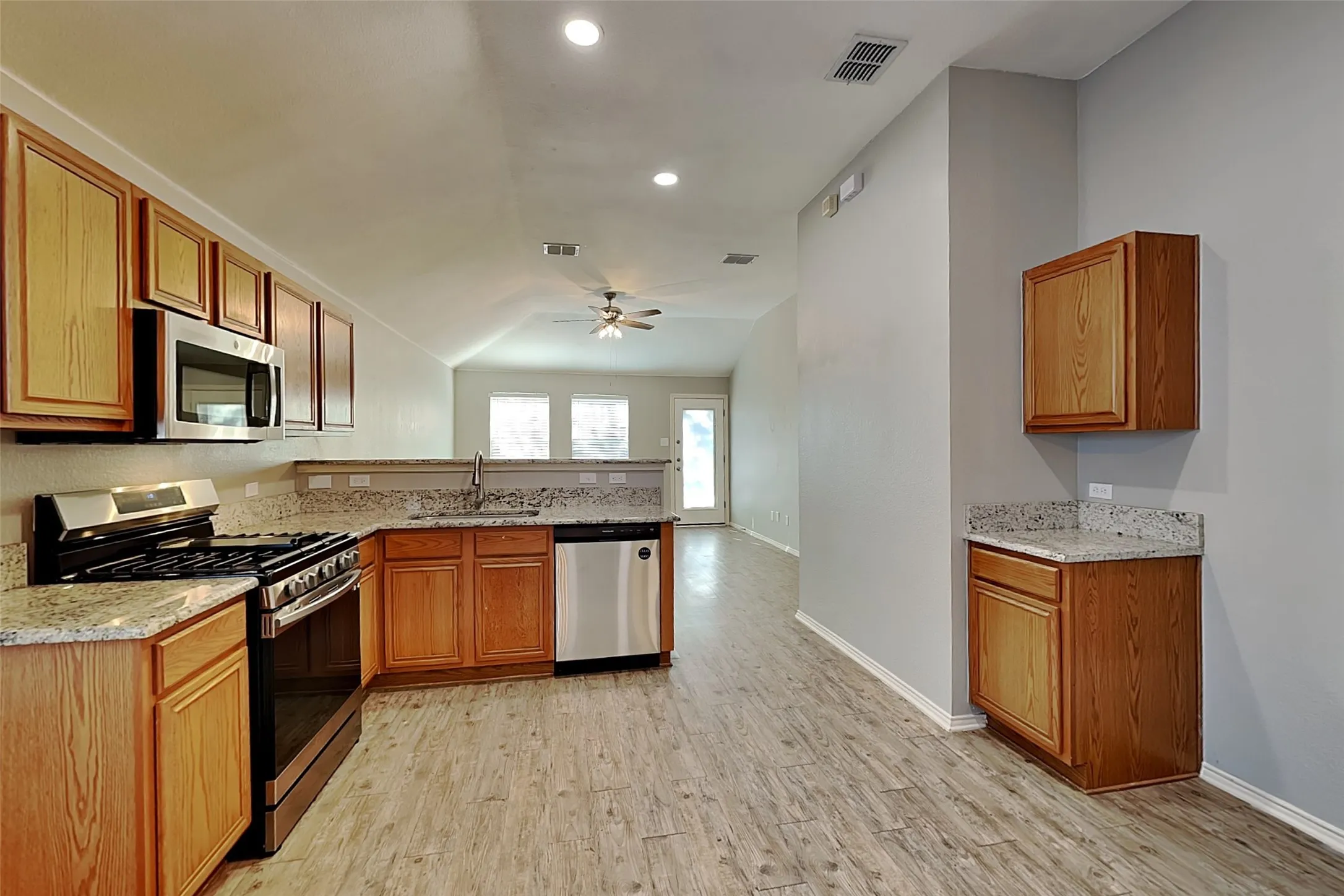 Single Family Residence For Rent in Tarrant County , 11828 Cottontail Drive, Fort Worth, Texas 76244, 3 Bedroom, 2 Bathroom, 2 Garage spaces, 1,462 Sqft, built in 2006, mls#21371863, Real Estate Agent in Fort Worth, Homes For Rent in Tarrant county, Homes For Rent in Fort Worth, Realtor in Fort Worth Texas, Real Estate Brokerage Independent Realty Texas, Luminita Cordes Realtor
