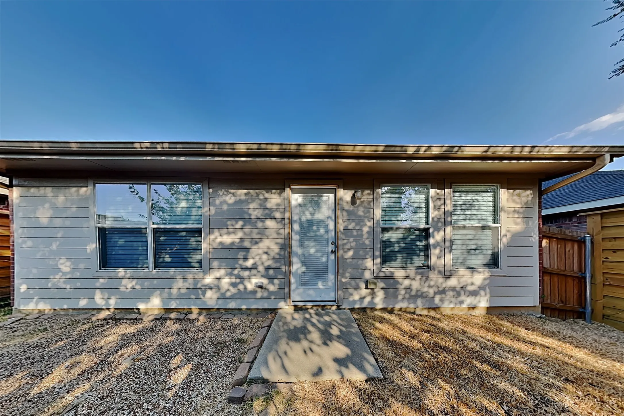 Single Family Residence For Rent in Tarrant County , 11828 Cottontail Drive, Fort Worth, Texas 76244, 3 Bedroom, 2 Bathroom, 2 Garage spaces, 1,462 Sqft, built in 2006, mls#21371863, Real Estate Agent in Fort Worth, Homes For Rent in Tarrant county, Homes For Rent in Fort Worth, Realtor in Fort Worth Texas, Real Estate Brokerage Independent Realty Texas, Luminita Cordes Realtor