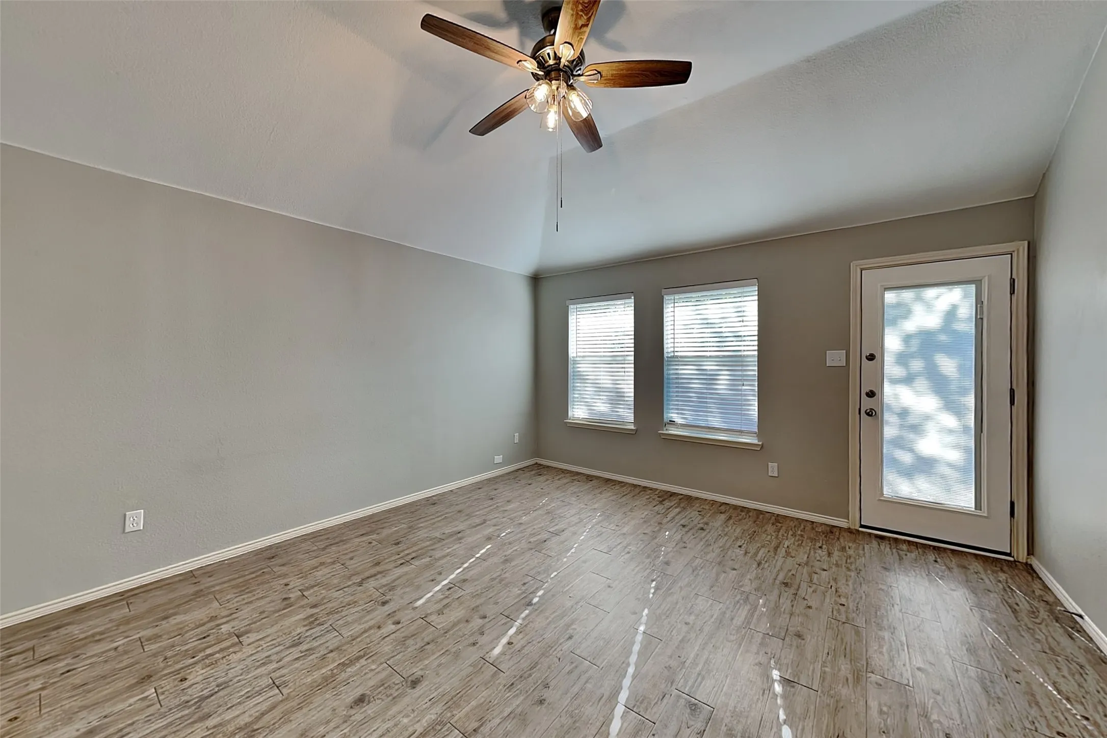 Single Family Residence For Rent in Tarrant County , 11828 Cottontail Drive, Fort Worth, Texas 76244, 3 Bedroom, 2 Bathroom, 2 Garage spaces, 1,462 Sqft, built in 2006, mls#21371863, Real Estate Agent in Fort Worth, Homes For Rent in Tarrant county, Homes For Rent in Fort Worth, Realtor in Fort Worth Texas, Real Estate Brokerage Independent Realty Texas, Luminita Cordes Realtor
