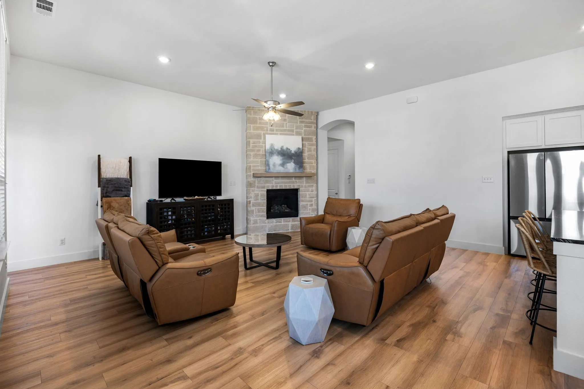 Single Family Residence For Sale in Ellis County , 445 Lost Creek Trail, Waxahachie, Texas 75165, 4 Bedroom, 4 Bathroom, 2 Garage spaces, 2,807 Sqft, built in 2022, mls#21371881, Real Estate Agent in Waxahachie, Homes For Sale in Ellis county, Homes For Sale in Waxahachie, Realtor in Waxahachie Texas, Real Estate Brokerage Independent Realty Texas, Luminita Cordes Realtor