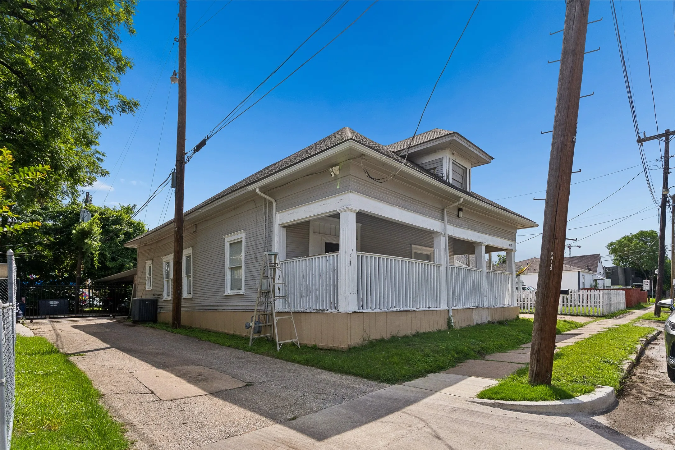 Single Family Residence For Rent in Dallas County , 4112 Congress Avenue, Dallas, Texas 75219, 3 Bedroom, 2 Bathroom, Garage spaces, 1,700 Sqft, built in 1930, mls#21371885, Real Estate Agent in Dallas, Homes For Rent in Dallas county, Homes For Rent in Dallas, Realtor in Dallas Texas, Real Estate Brokerage Independent Realty Texas, Luminita Cordes Realtor