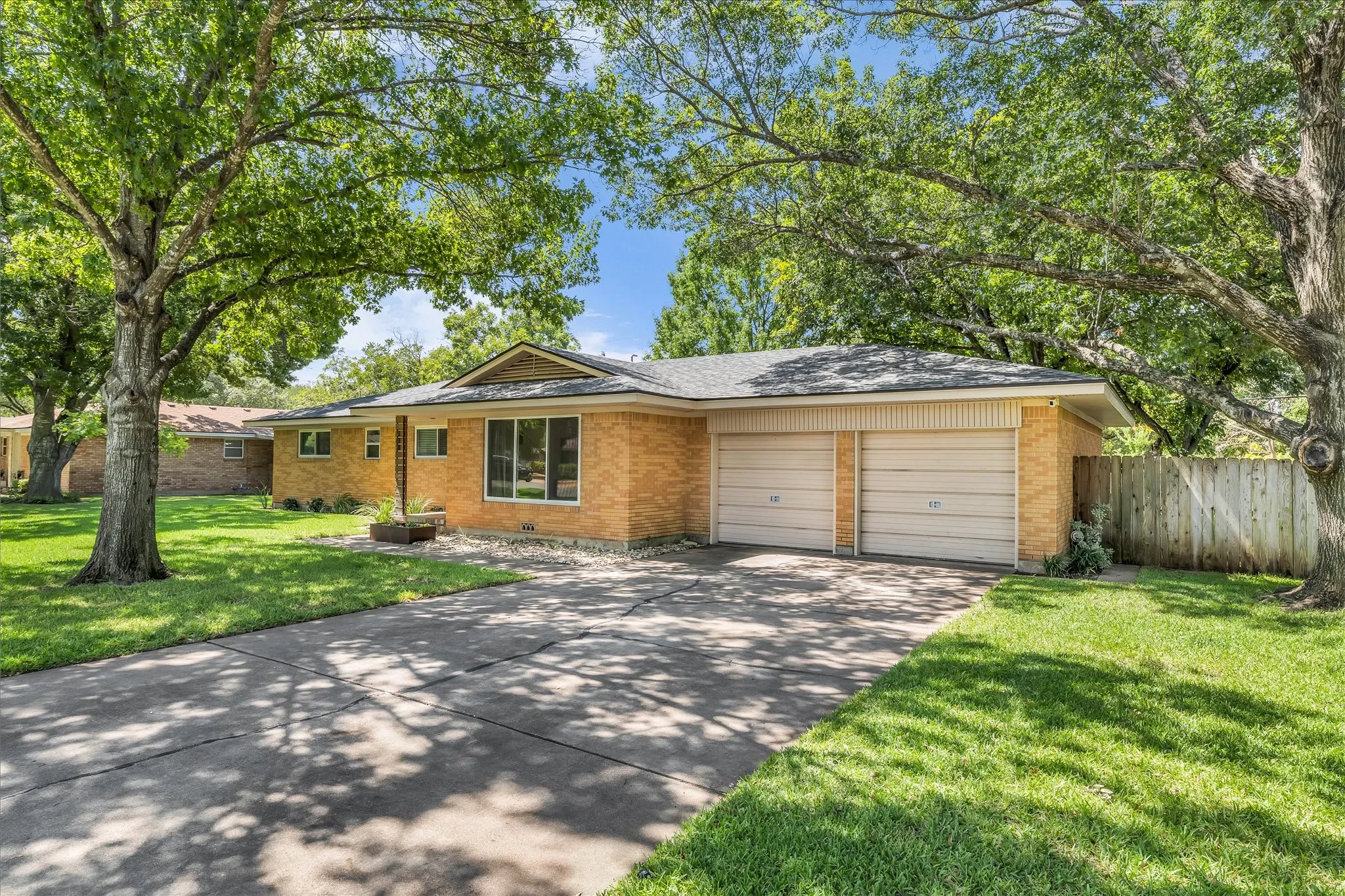Single Family Residence For Sale in Mc Lennan County , 508 Bellaire Drive, Woodway, Texas 76712, 3 Bedroom, 2 Bathroom, 2 Garage spaces, 1,605 Sqft, built in 1963, mls#21371874, Real Estate Agent in Woodway, Homes For Sale in Mc Lennan county, Homes For Sale in Woodway, Realtor in Woodway Texas, Real Estate Brokerage Independent Realty Texas, Luminita Cordes Realtor