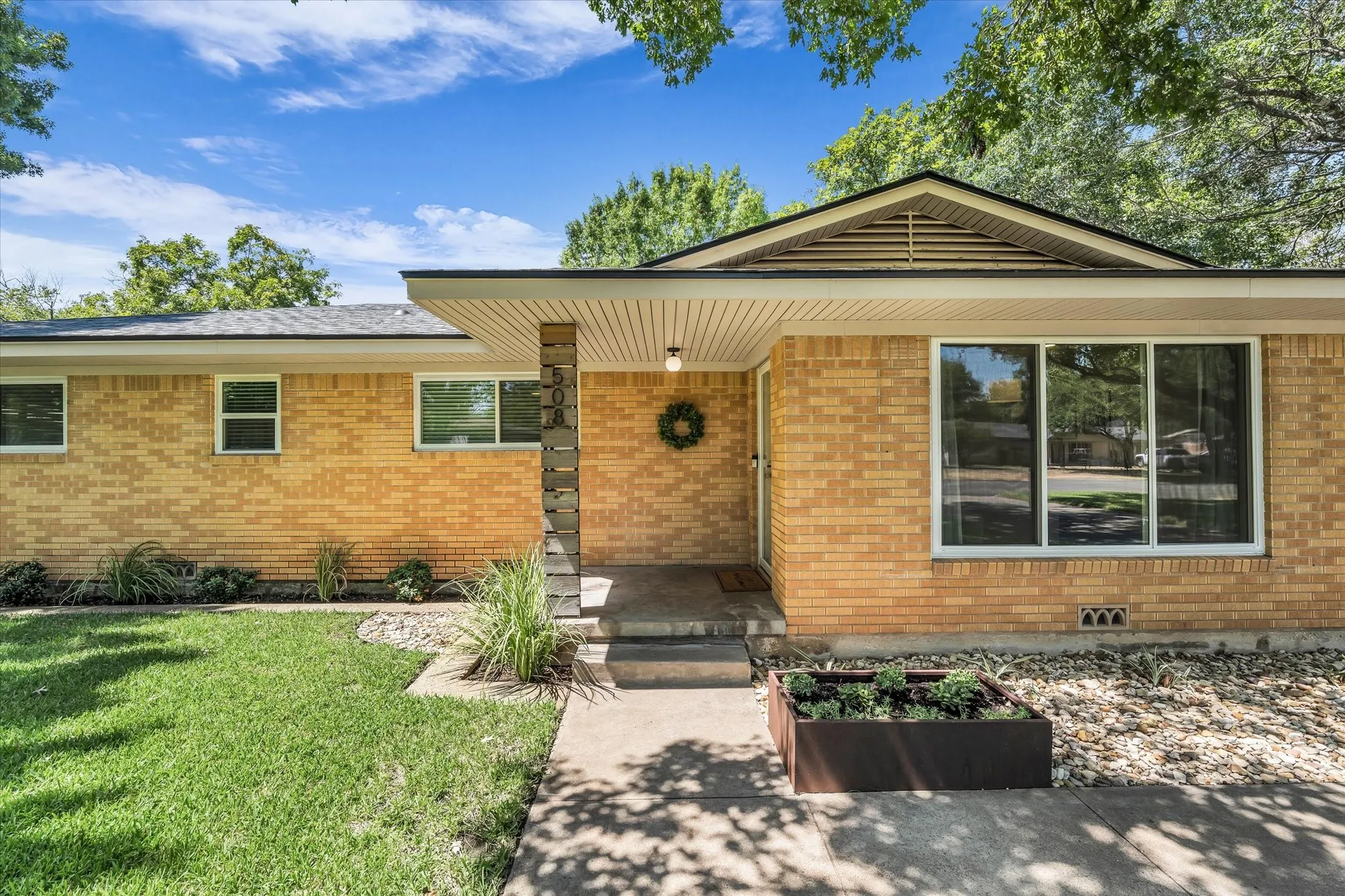 Single Family Residence For Sale in Mc Lennan County , 508 Bellaire Drive, Woodway, Texas 76712, 3 Bedroom, 2 Bathroom, 2 Garage spaces, 1,605 Sqft, built in 1963, mls#21371874, Real Estate Agent in Woodway, Homes For Sale in Mc Lennan county, Homes For Sale in Woodway, Realtor in Woodway Texas, Real Estate Brokerage Independent Realty Texas, Luminita Cordes Realtor