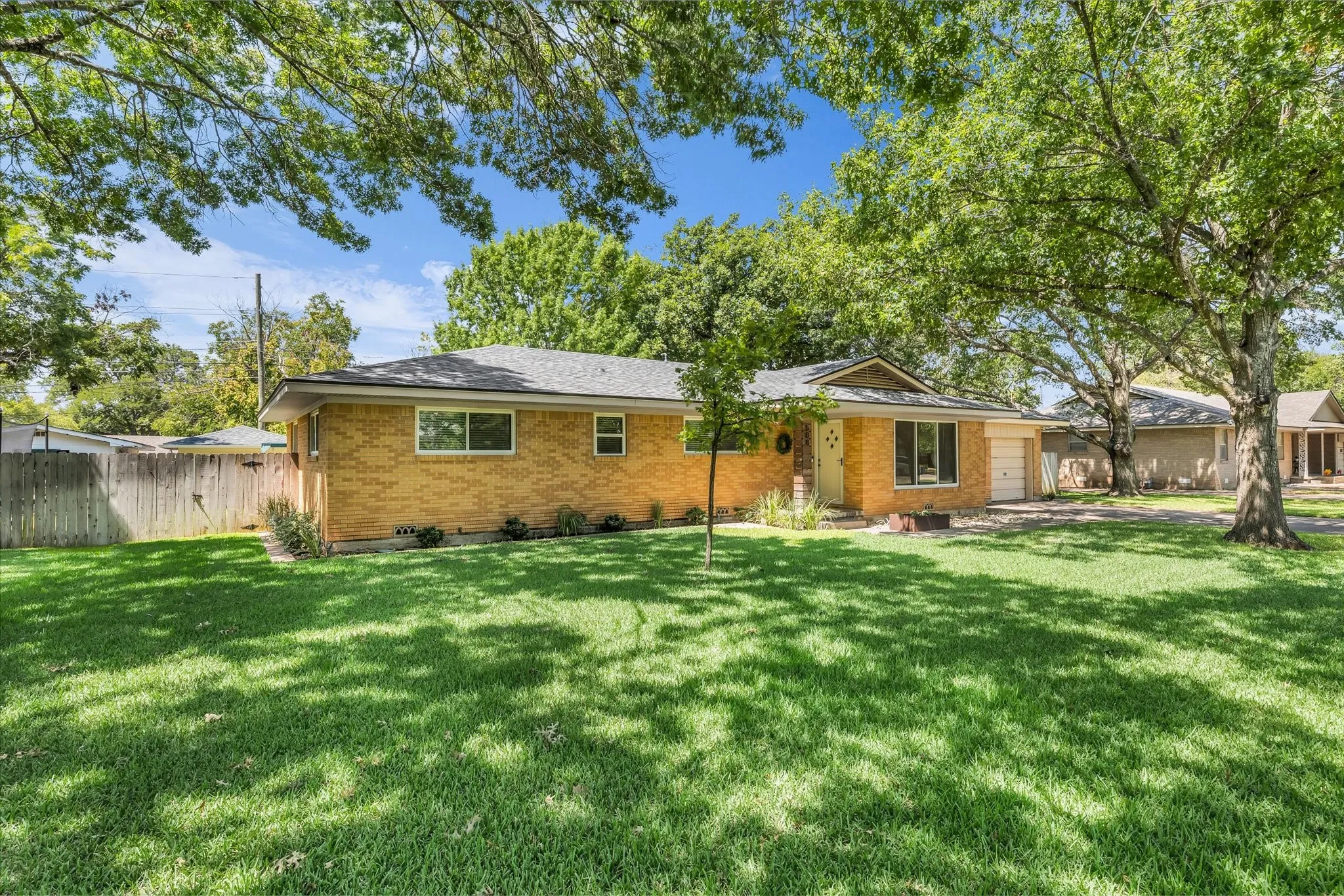 Single Family Residence For Sale in Mc Lennan County , 508 Bellaire Drive, Woodway, Texas 76712, 3 Bedroom, 2 Bathroom, 2 Garage spaces, 1,605 Sqft, built in 1963, mls#21371874, Real Estate Agent in Woodway, Homes For Sale in Mc Lennan county, Homes For Sale in Woodway, Realtor in Woodway Texas, Real Estate Brokerage Independent Realty Texas, Luminita Cordes Realtor