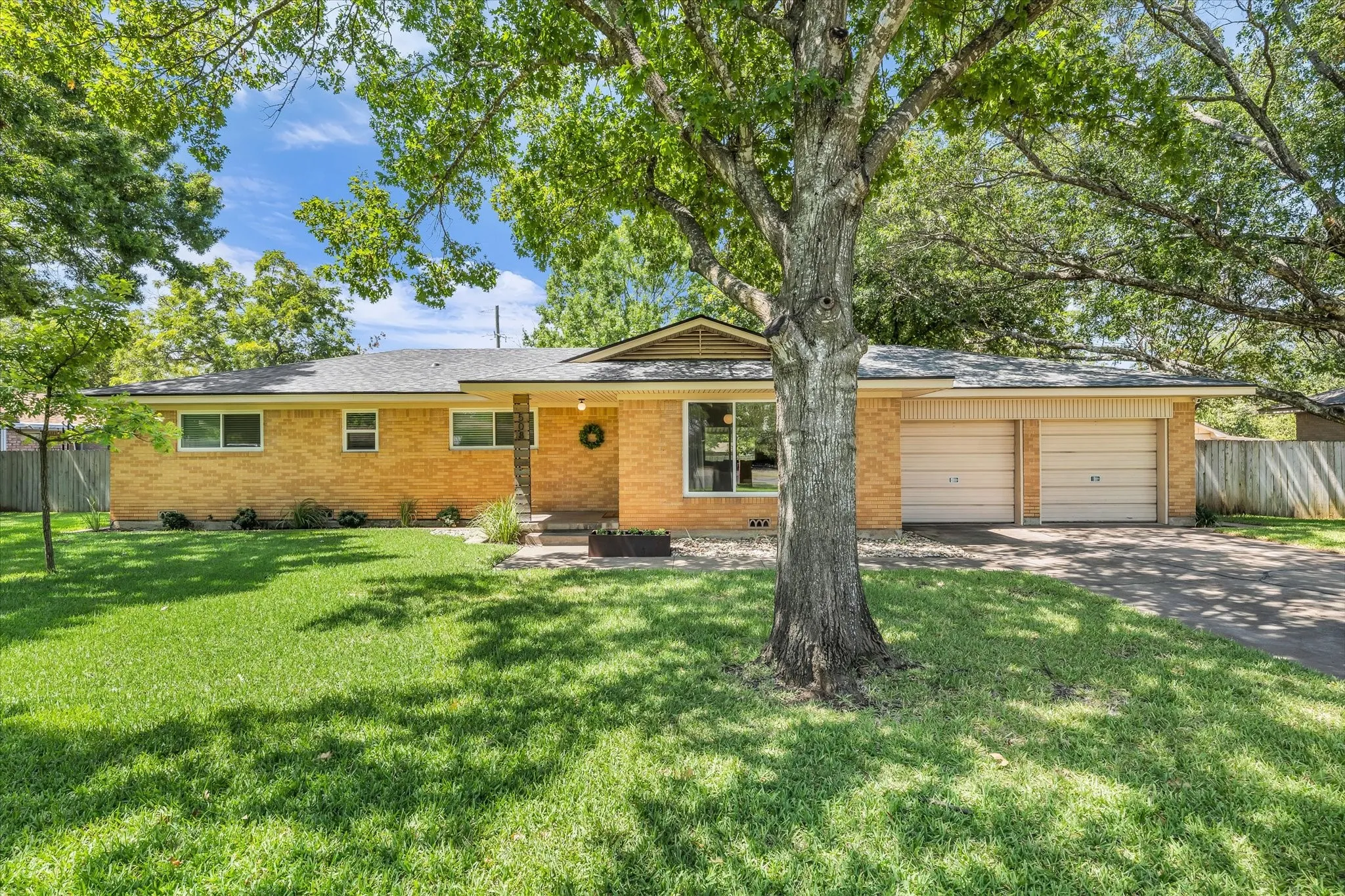 Single Family Residence For Sale in Mc Lennan County , 508 Bellaire Drive, Woodway, Texas 76712, 3 Bedroom, 2 Bathroom, 2 Garage spaces, 1,605 Sqft, built in 1963, mls#21371874, Real Estate Agent in Woodway, Homes For Sale in Mc Lennan county, Homes For Sale in Woodway, Realtor in Woodway Texas, Real Estate Brokerage Independent Realty Texas, Luminita Cordes Realtor
