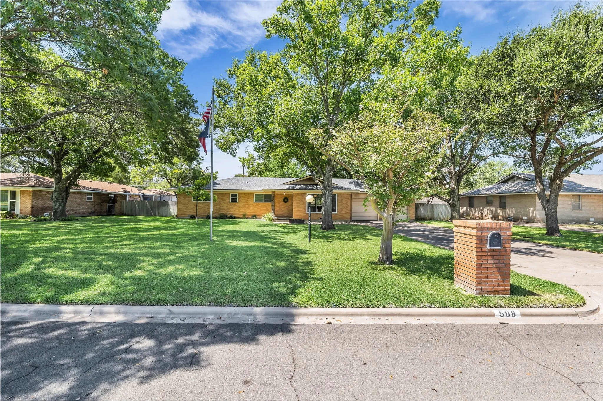 Single Family Residence For Sale in Mc Lennan County , 508 Bellaire Drive, Woodway, Texas 76712, 3 Bedroom, 2 Bathroom, 2 Garage spaces, 1,605 Sqft, built in 1963, mls#21371874, Real Estate Agent in Woodway, Homes For Sale in Mc Lennan county, Homes For Sale in Woodway, Realtor in Woodway Texas, Real Estate Brokerage Independent Realty Texas, Luminita Cordes Realtor