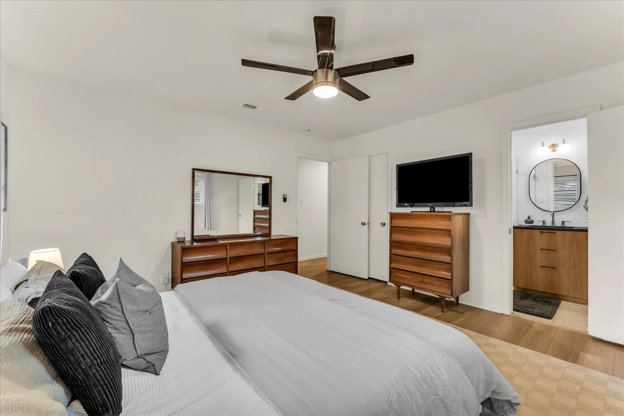 Single Family Residence For Sale in Mc Lennan County , 508 Bellaire Drive, Woodway, Texas 76712, 3 Bedroom, 2 Bathroom, 2 Garage spaces, 1,605 Sqft, built in 1963, mls#21371874, Real Estate Agent in Woodway, Homes For Sale in Mc Lennan county, Homes For Sale in Woodway, Realtor in Woodway Texas, Real Estate Brokerage Independent Realty Texas, Luminita Cordes Realtor