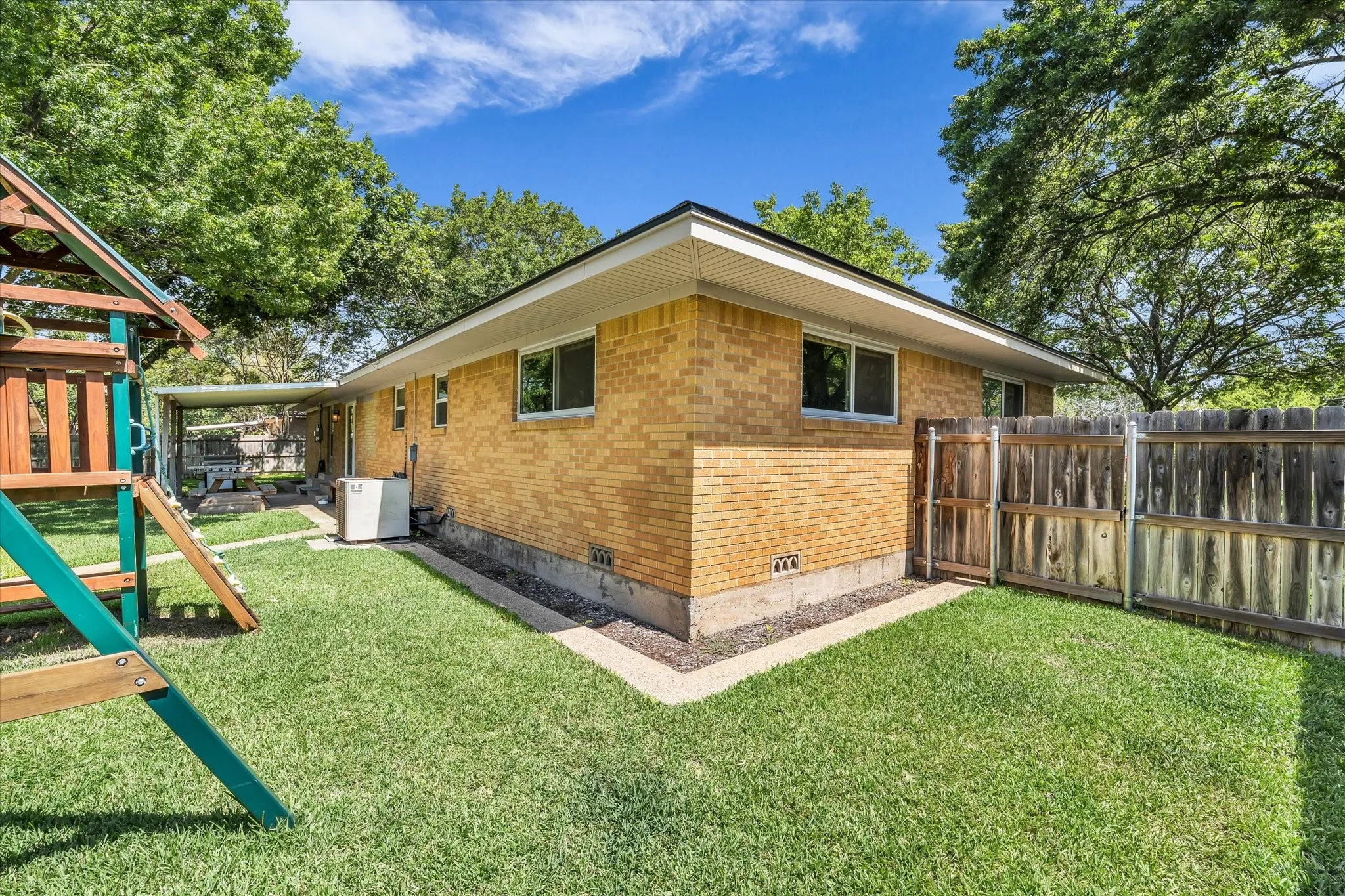 Single Family Residence For Sale in Mc Lennan County , 508 Bellaire Drive, Woodway, Texas 76712, 3 Bedroom, 2 Bathroom, 2 Garage spaces, 1,605 Sqft, built in 1963, mls#21371874, Real Estate Agent in Woodway, Homes For Sale in Mc Lennan county, Homes For Sale in Woodway, Realtor in Woodway Texas, Real Estate Brokerage Independent Realty Texas, Luminita Cordes Realtor