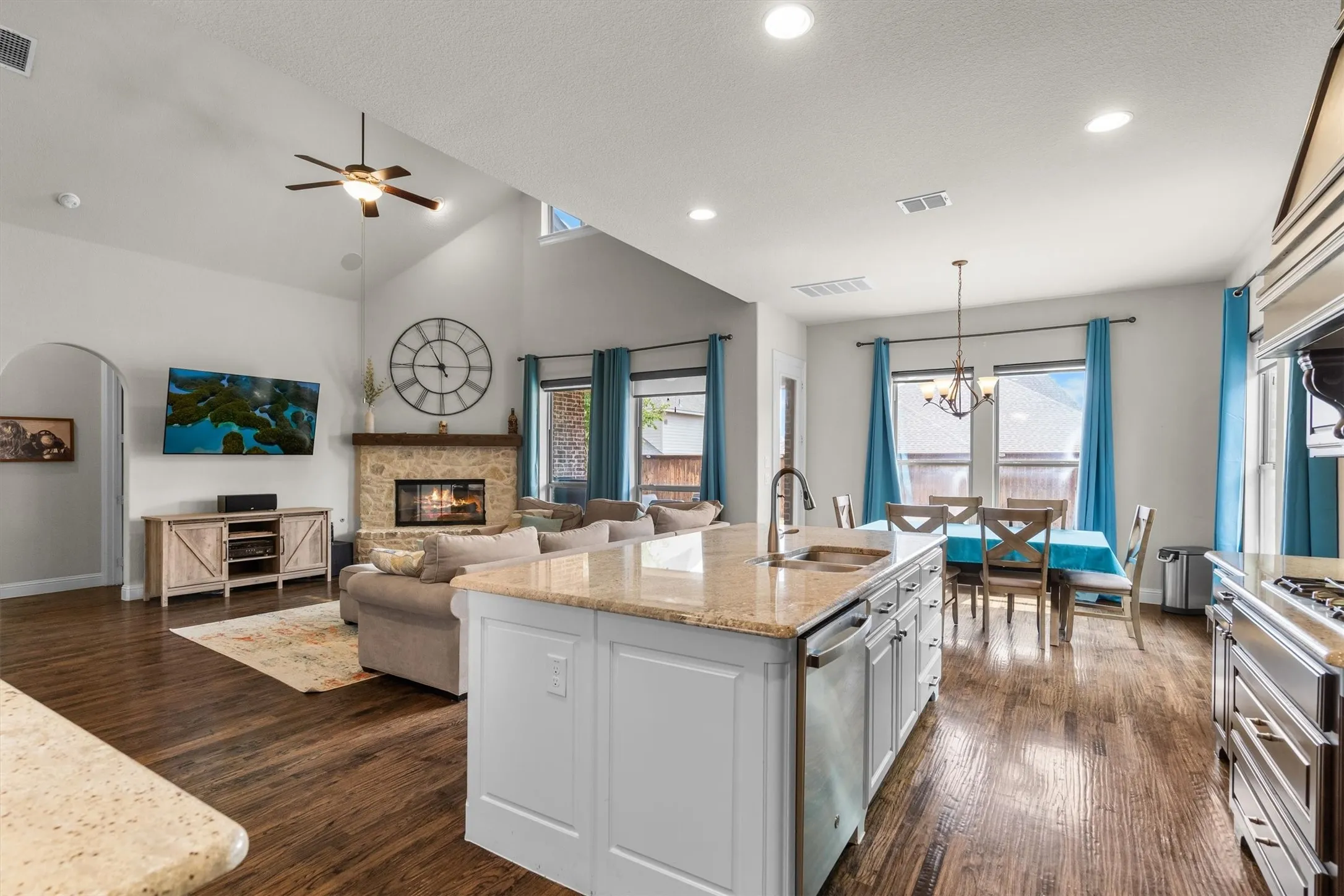 Single Family Residence For Sale in Denton County , 1024 Highpoint Way, Roanoke, Texas 76262, 4 Bedroom, 3 Bathroom, 3 Garage spaces, 2,993 Sqft, built in 2016, mls#21366722, Real Estate Agent in Roanoke, Homes For Sale in Denton county, Homes For Sale in Roanoke, Realtor in Roanoke Texas, Real Estate Brokerage Independent Realty Texas, Luminita Cordes Realtor