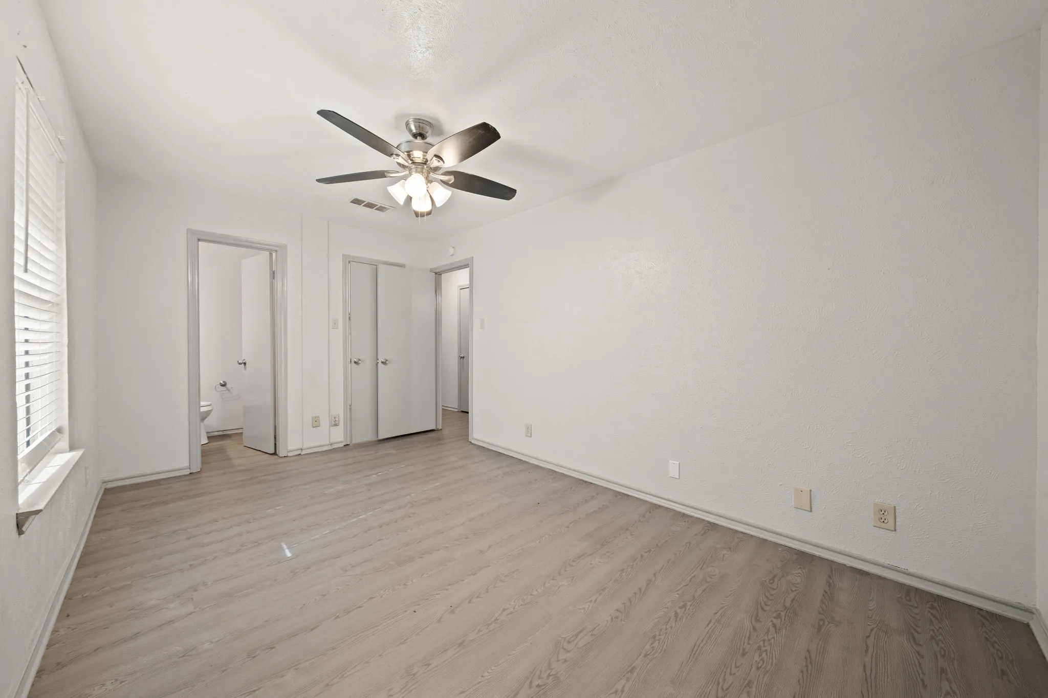 Single Family Residence For Rent in Denton County , 1108 N Elm Street 6, Denton, Texas 76201, 2 Bedroom, 2 Bathroom, Garage spaces, 900 Sqft, built in 1968, mls#21366156, Real Estate Agent in Denton, Homes For Rent in Denton county, Homes For Rent in Denton, Realtor in Denton Texas, Real Estate Brokerage Independent Realty Texas, Luminita Cordes Realtor