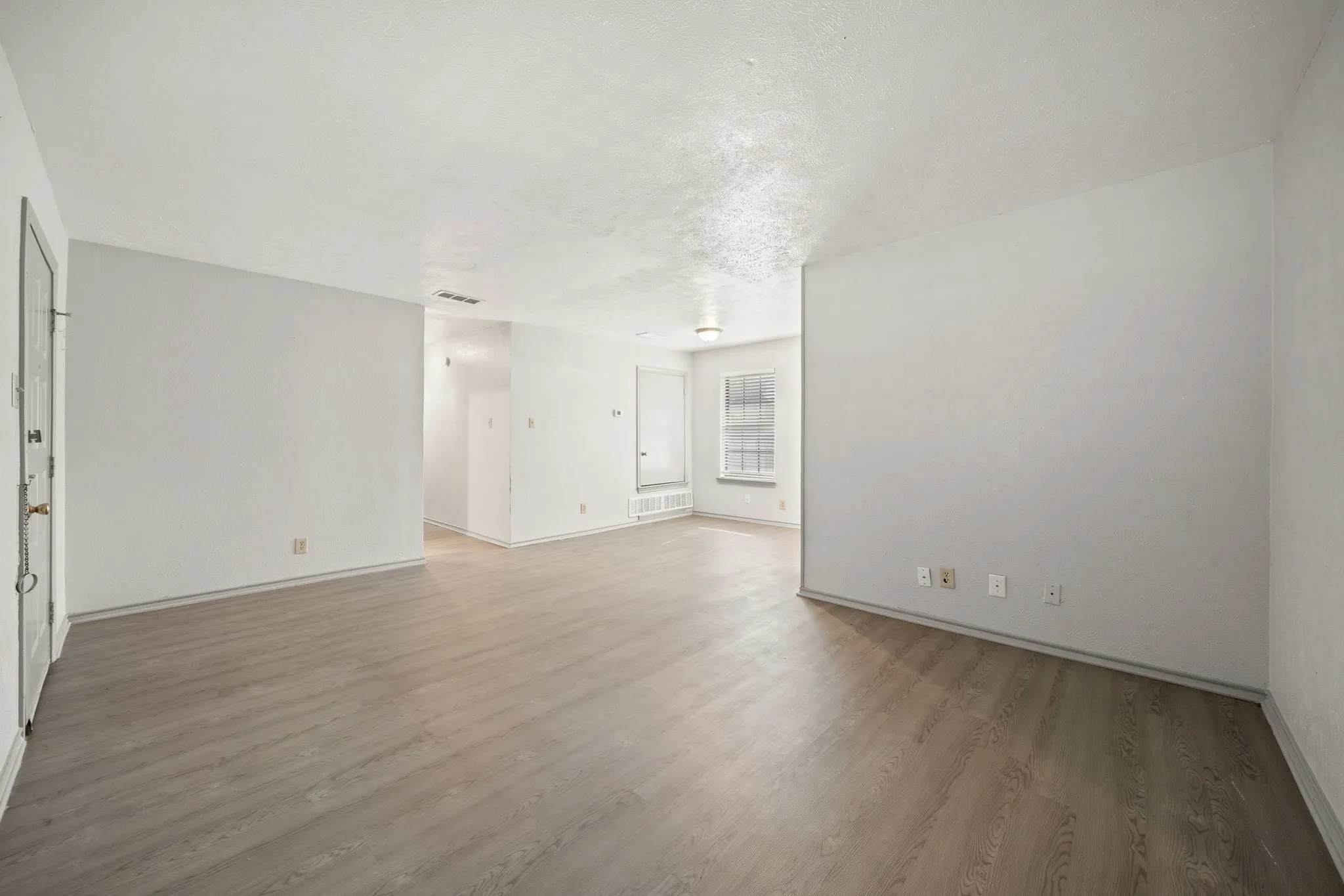 Single Family Residence For Rent in Denton County , 1108 N Elm Street 6, Denton, Texas 76201, 2 Bedroom, 2 Bathroom, Garage spaces, 900 Sqft, built in 1968, mls#21366156, Real Estate Agent in Denton, Homes For Rent in Denton county, Homes For Rent in Denton, Realtor in Denton Texas, Real Estate Brokerage Independent Realty Texas, Luminita Cordes Realtor