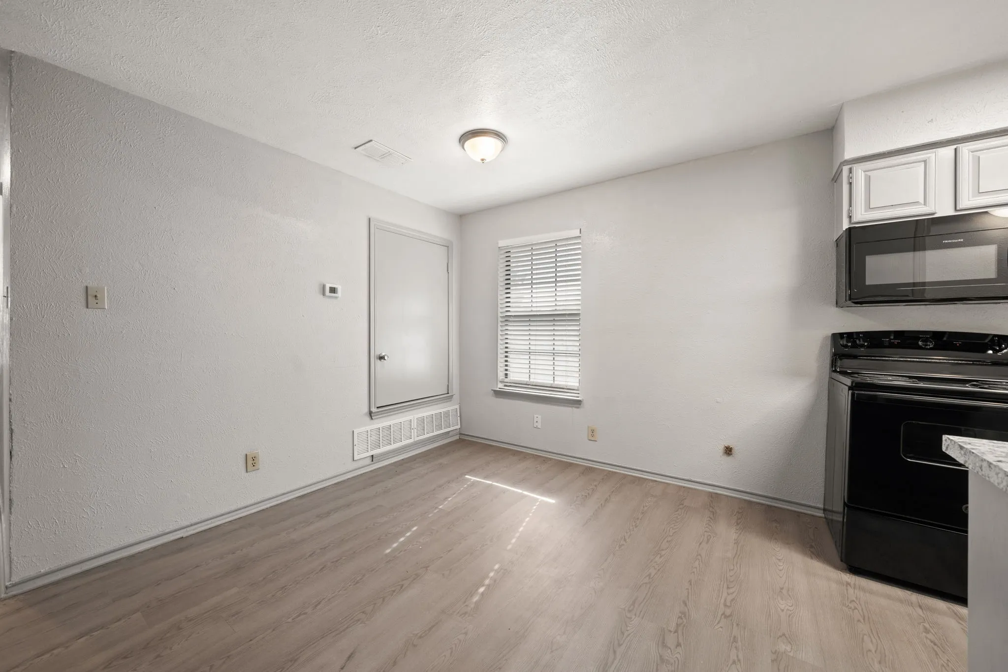 Single Family Residence For Rent in Denton County , 1108 N Elm Street 6, Denton, Texas 76201, 2 Bedroom, 2 Bathroom, Garage spaces, 900 Sqft, built in 1968, mls#21366156, Real Estate Agent in Denton, Homes For Rent in Denton county, Homes For Rent in Denton, Realtor in Denton Texas, Real Estate Brokerage Independent Realty Texas, Luminita Cordes Realtor