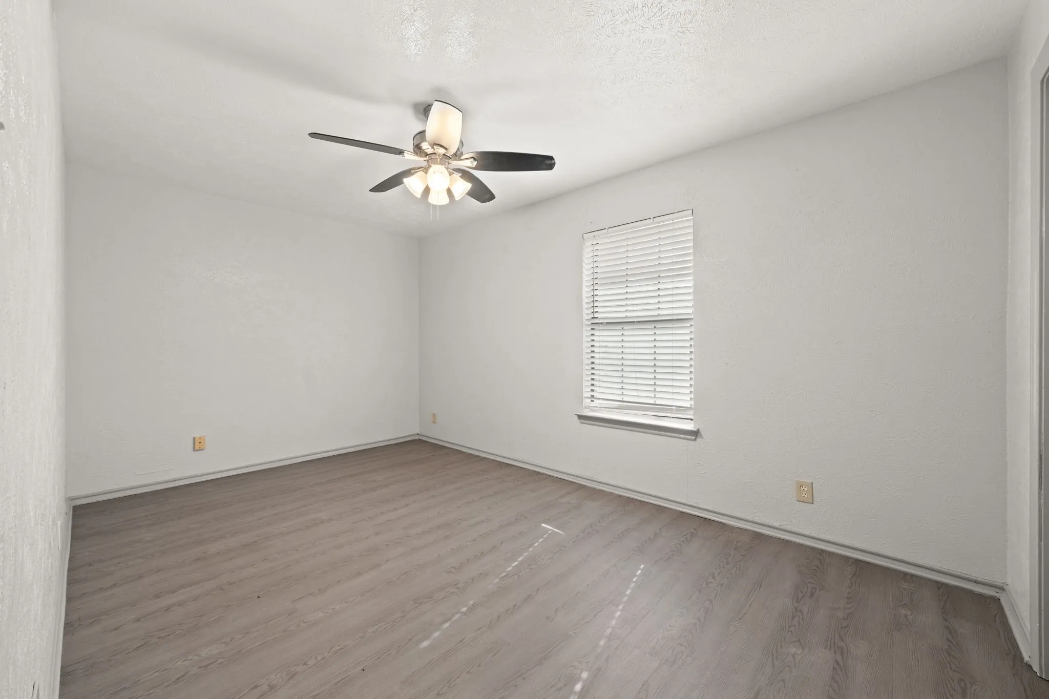 Single Family Residence For Rent in Denton County , 1108 N Elm Street 6, Denton, Texas 76201, 2 Bedroom, 2 Bathroom, Garage spaces, 900 Sqft, built in 1968, mls#21366156, Real Estate Agent in Denton, Homes For Rent in Denton county, Homes For Rent in Denton, Realtor in Denton Texas, Real Estate Brokerage Independent Realty Texas, Luminita Cordes Realtor