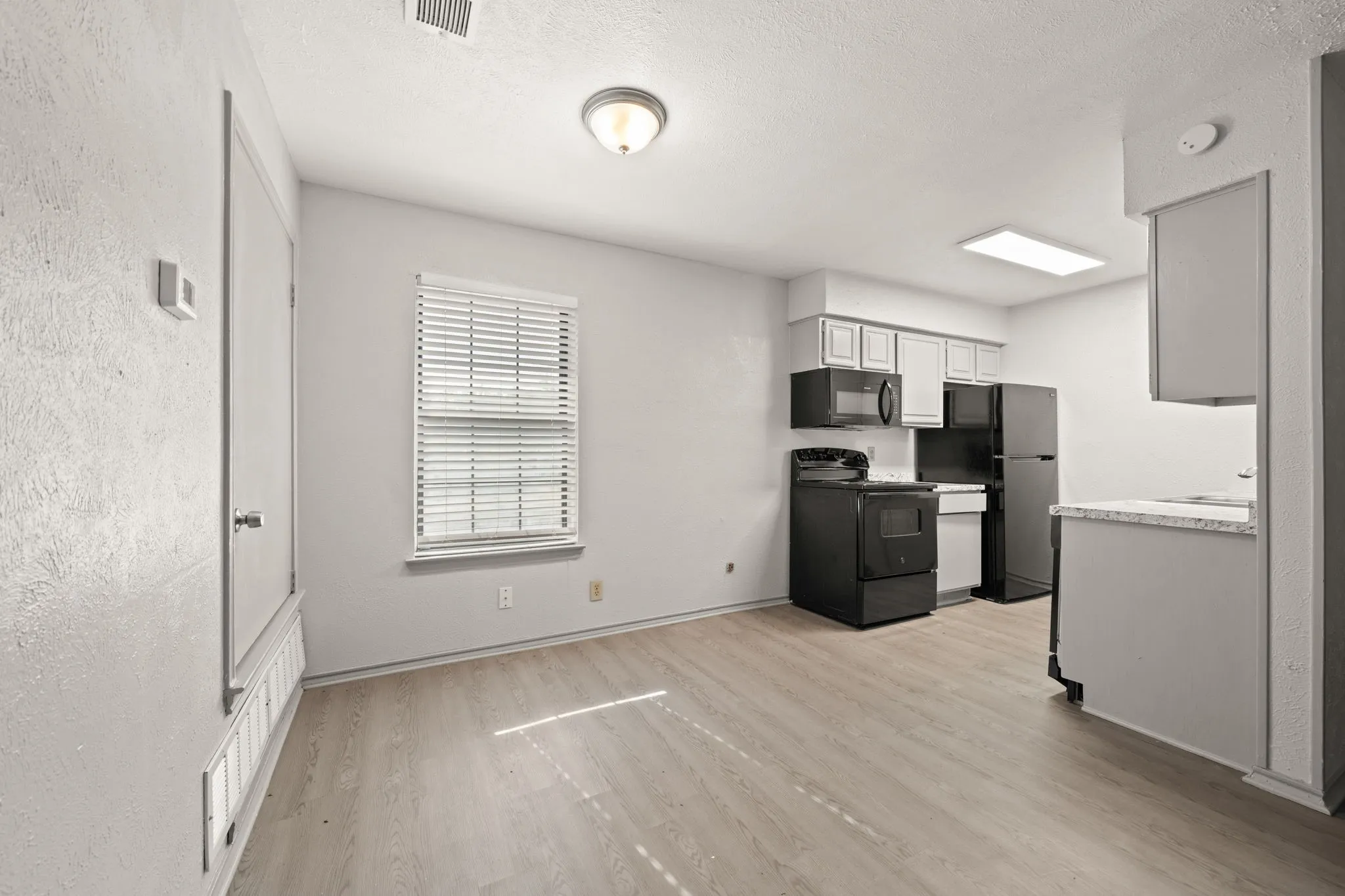 Single Family Residence For Rent in Denton County , 1108 N Elm Street 6, Denton, Texas 76201, 2 Bedroom, 2 Bathroom, Garage spaces, 900 Sqft, built in 1968, mls#21366156, Real Estate Agent in Denton, Homes For Rent in Denton county, Homes For Rent in Denton, Realtor in Denton Texas, Real Estate Brokerage Independent Realty Texas, Luminita Cordes Realtor