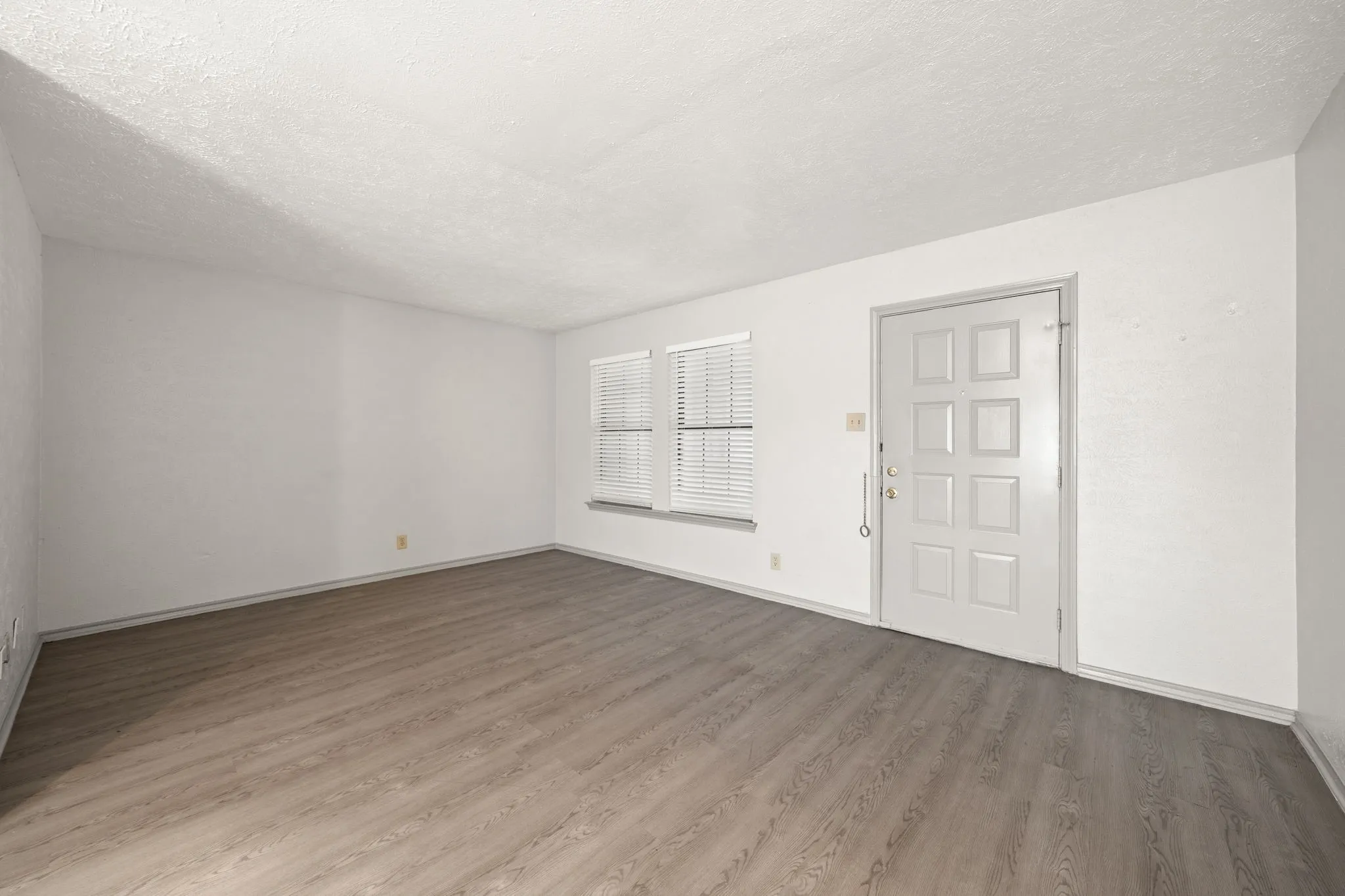 Single Family Residence For Rent in Denton County , 1108 N Elm Street 6, Denton, Texas 76201, 2 Bedroom, 2 Bathroom, Garage spaces, 900 Sqft, built in 1968, mls#21366156, Real Estate Agent in Denton, Homes For Rent in Denton county, Homes For Rent in Denton, Realtor in Denton Texas, Real Estate Brokerage Independent Realty Texas, Luminita Cordes Realtor