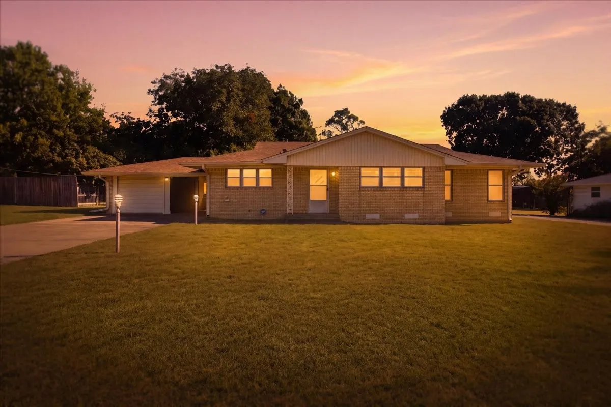 Single Family Residence For Sale in Grayson County , 1713 E Mildred Street, Sherman, Texas 75090, 2 Bedroom, 2 Bathroom, 1 Garage spaces, 1,427 Sqft, built in 1968, mls#21369589, Real Estate Agent in Sherman, Homes For Sale in Grayson county, Homes For Sale in Sherman, Realtor in Sherman Texas, Real Estate Brokerage Independent Realty Texas, Luminita Cordes Realtor