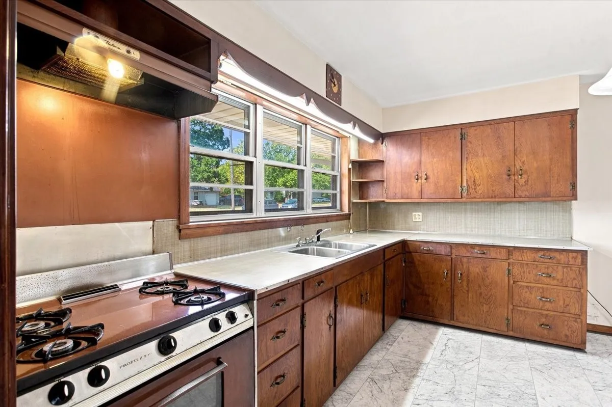 Single Family Residence For Sale in Grayson County , 1713 E Mildred Street, Sherman, Texas 75090, 2 Bedroom, 2 Bathroom, 1 Garage spaces, 1,427 Sqft, built in 1968, mls#21369589, Real Estate Agent in Sherman, Homes For Sale in Grayson county, Homes For Sale in Sherman, Realtor in Sherman Texas, Real Estate Brokerage Independent Realty Texas, Luminita Cordes Realtor