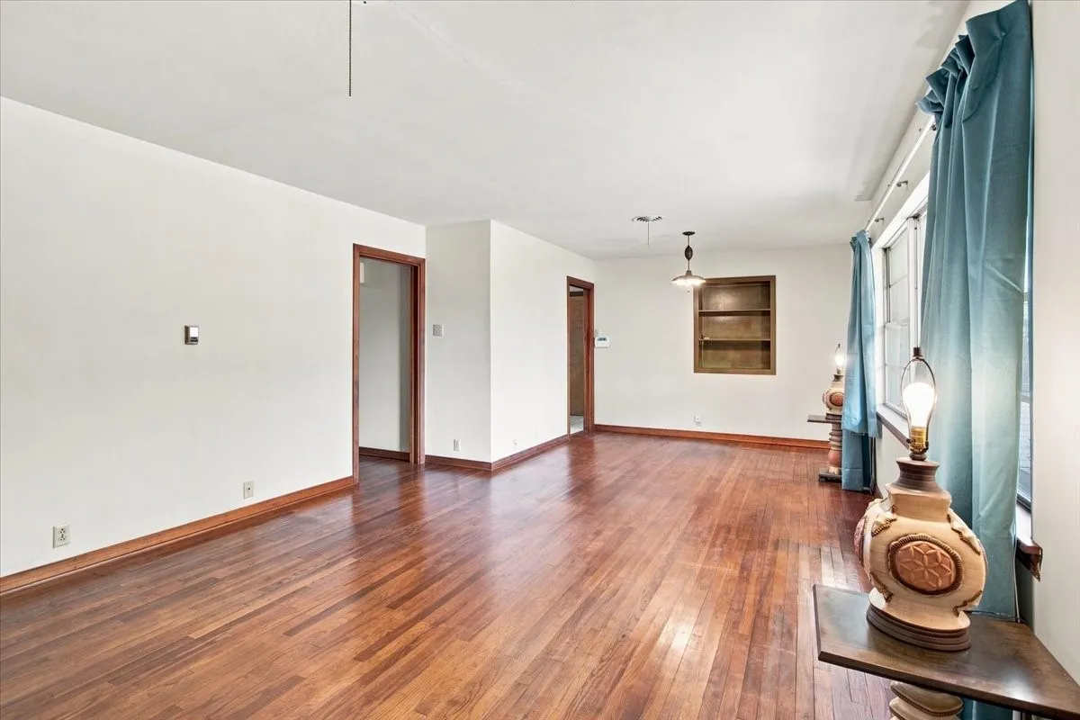 Single Family Residence For Sale in Grayson County , 1713 E Mildred Street, Sherman, Texas 75090, 2 Bedroom, 2 Bathroom, 1 Garage spaces, 1,427 Sqft, built in 1968, mls#21369589, Real Estate Agent in Sherman, Homes For Sale in Grayson county, Homes For Sale in Sherman, Realtor in Sherman Texas, Real Estate Brokerage Independent Realty Texas, Luminita Cordes Realtor