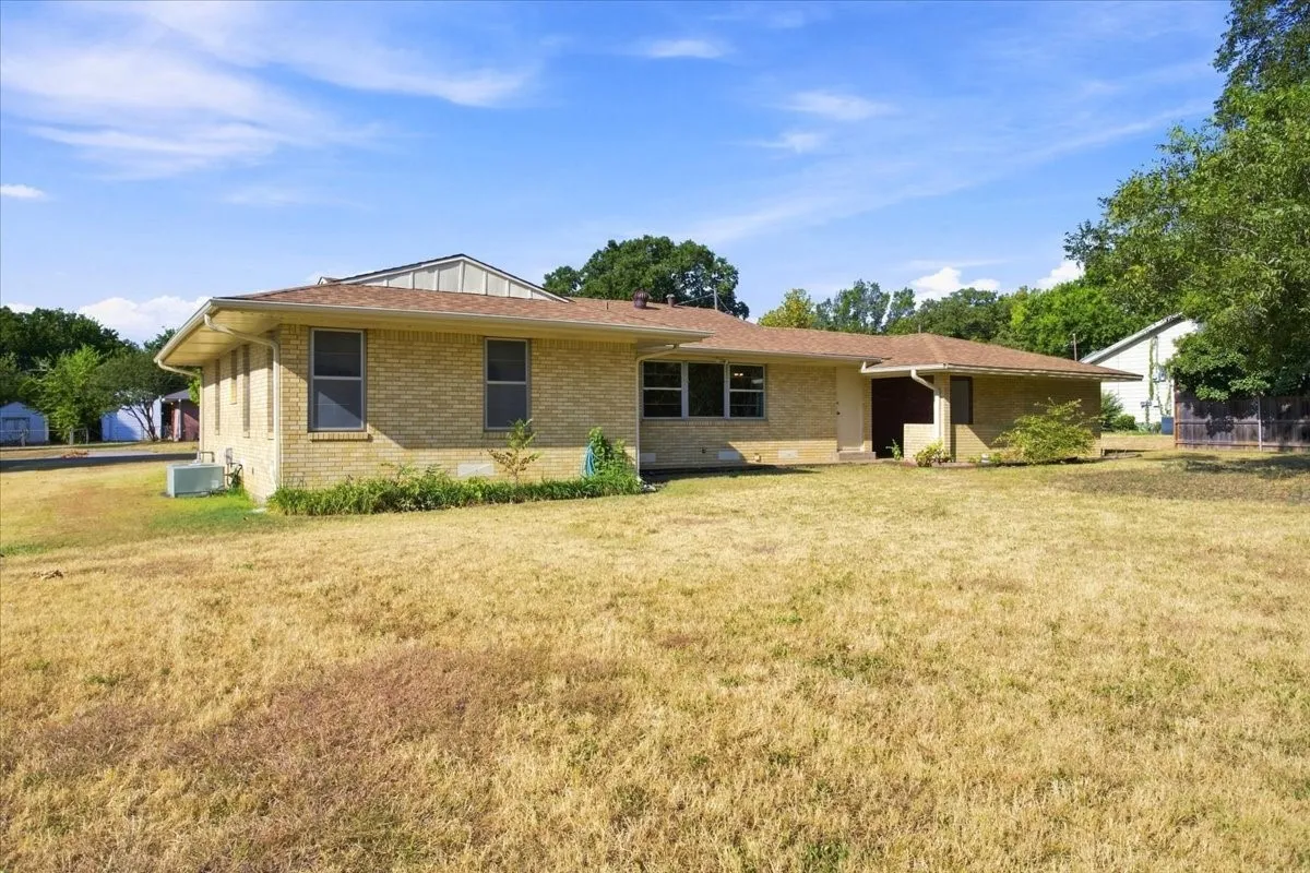 Single Family Residence For Sale in Grayson County , 1713 E Mildred Street, Sherman, Texas 75090, 2 Bedroom, 2 Bathroom, 1 Garage spaces, 1,427 Sqft, built in 1968, mls#21369589, Real Estate Agent in Sherman, Homes For Sale in Grayson county, Homes For Sale in Sherman, Realtor in Sherman Texas, Real Estate Brokerage Independent Realty Texas, Luminita Cordes Realtor