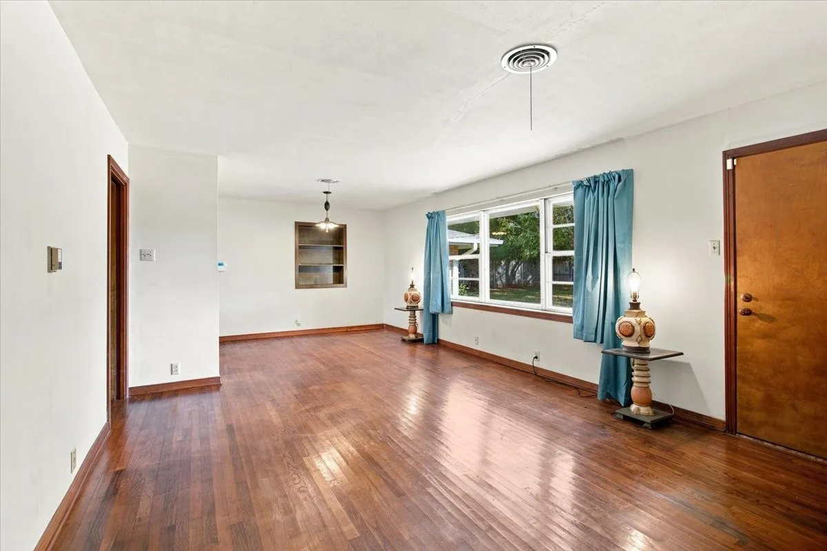 Single Family Residence For Sale in Grayson County , 1713 E Mildred Street, Sherman, Texas 75090, 2 Bedroom, 2 Bathroom, 1 Garage spaces, 1,427 Sqft, built in 1968, mls#21369589, Real Estate Agent in Sherman, Homes For Sale in Grayson county, Homes For Sale in Sherman, Realtor in Sherman Texas, Real Estate Brokerage Independent Realty Texas, Luminita Cordes Realtor