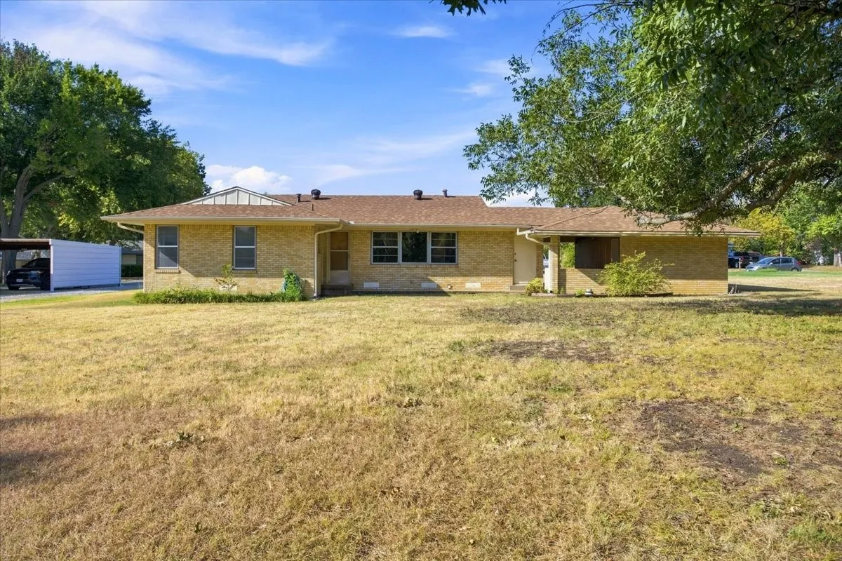 Single Family Residence For Sale in Grayson County , 1713 E Mildred Street, Sherman, Texas 75090, 2 Bedroom, 2 Bathroom, 1 Garage spaces, 1,427 Sqft, built in 1968, mls#21369589, Real Estate Agent in Sherman, Homes For Sale in Grayson county, Homes For Sale in Sherman, Realtor in Sherman Texas, Real Estate Brokerage Independent Realty Texas, Luminita Cordes Realtor