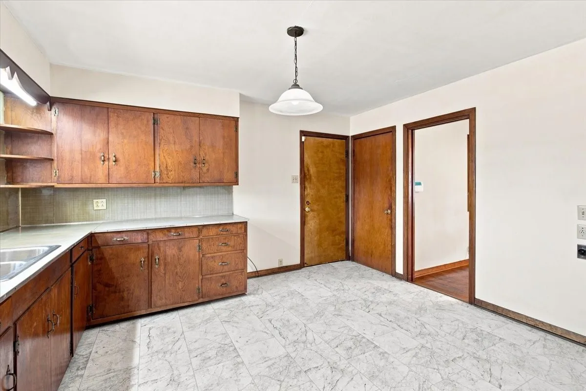 Single Family Residence For Sale in Grayson County , 1713 E Mildred Street, Sherman, Texas 75090, 2 Bedroom, 2 Bathroom, 1 Garage spaces, 1,427 Sqft, built in 1968, mls#21369589, Real Estate Agent in Sherman, Homes For Sale in Grayson county, Homes For Sale in Sherman, Realtor in Sherman Texas, Real Estate Brokerage Independent Realty Texas, Luminita Cordes Realtor