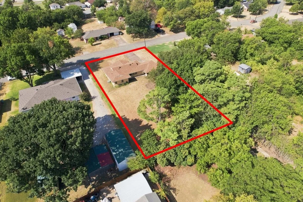 Single Family Residence For Sale in Grayson County , 1713 E Mildred Street, Sherman, Texas 75090, 2 Bedroom, 2 Bathroom, 1 Garage spaces, 1,427 Sqft, built in 1968, mls#21369589, Real Estate Agent in Sherman, Homes For Sale in Grayson county, Homes For Sale in Sherman, Realtor in Sherman Texas, Real Estate Brokerage Independent Realty Texas, Luminita Cordes Realtor