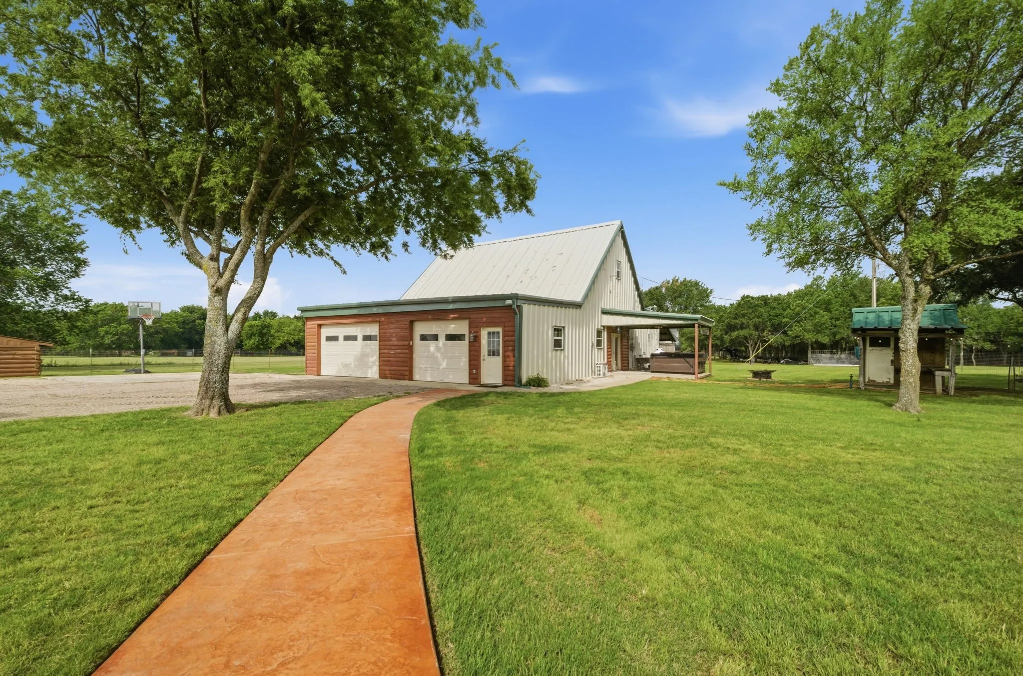 Single Family Residence For Sale in Grayson County , 465 Emberson Ranch Road, Pilot Point, Texas 76258, 4 Bedroom, 3 Bathroom, 2 Garage spaces, 2,200 Sqft, built in 2005, mls#21370072, Real Estate Agent in Pilot Point, Homes For Sale in Grayson county, Homes For Sale in Pilot Point, Realtor in Pilot Point Texas, Real Estate Brokerage Independent Realty Texas, Luminita Cordes Realtor