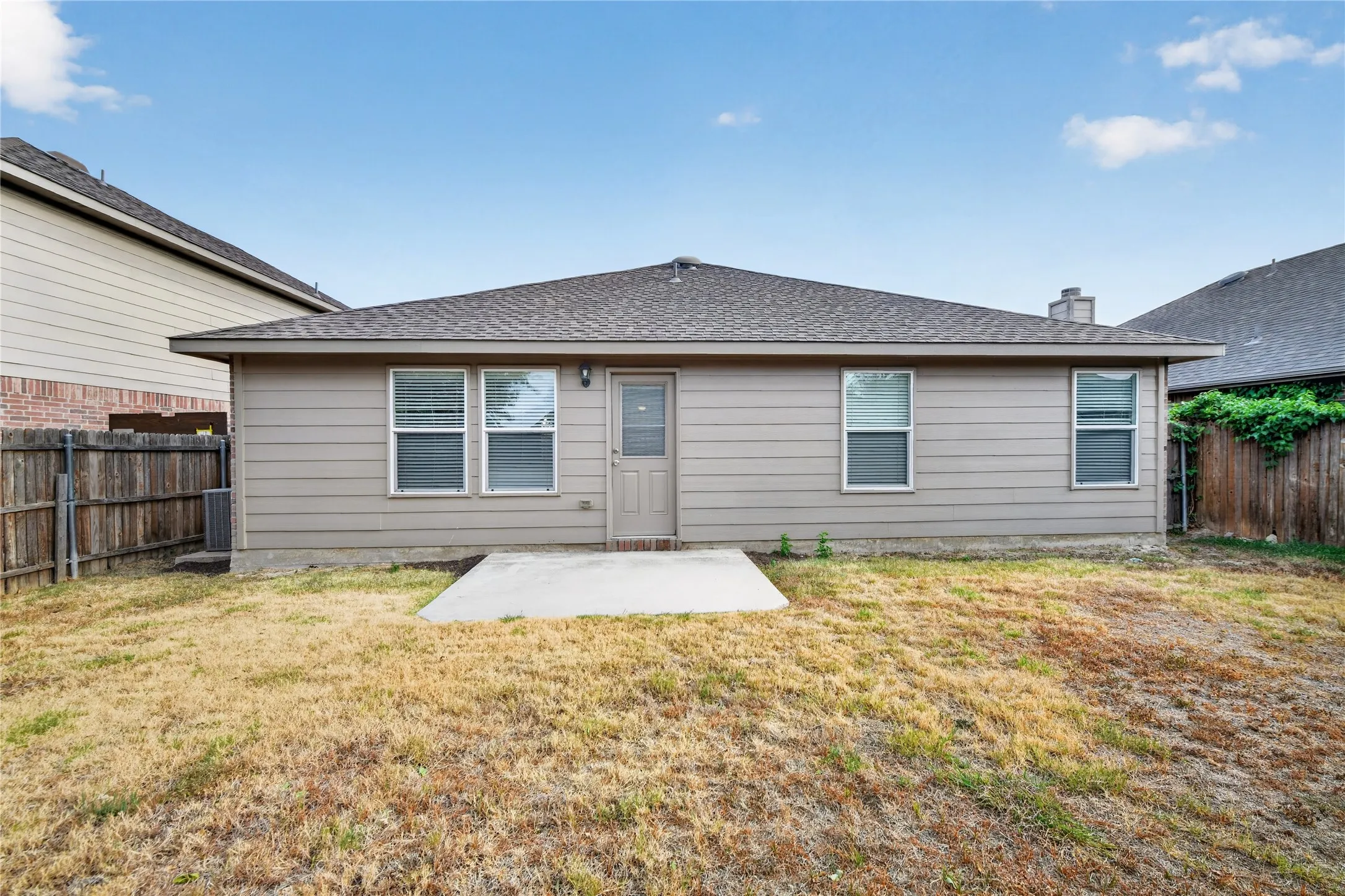 Single Family Residence For Rent in Tarrant County , 320 Chalkstone Drive, Fort Worth, Texas 76131, 3 Bedroom, 2 Bathroom, 2 Garage spaces, 1,407 Sqft, built in 2010, mls#21371897, Real Estate Agent in Fort Worth, Homes For Rent in Tarrant county, Homes For Rent in Fort Worth, Realtor in Fort Worth Texas, Real Estate Brokerage Independent Realty Texas, Luminita Cordes Realtor