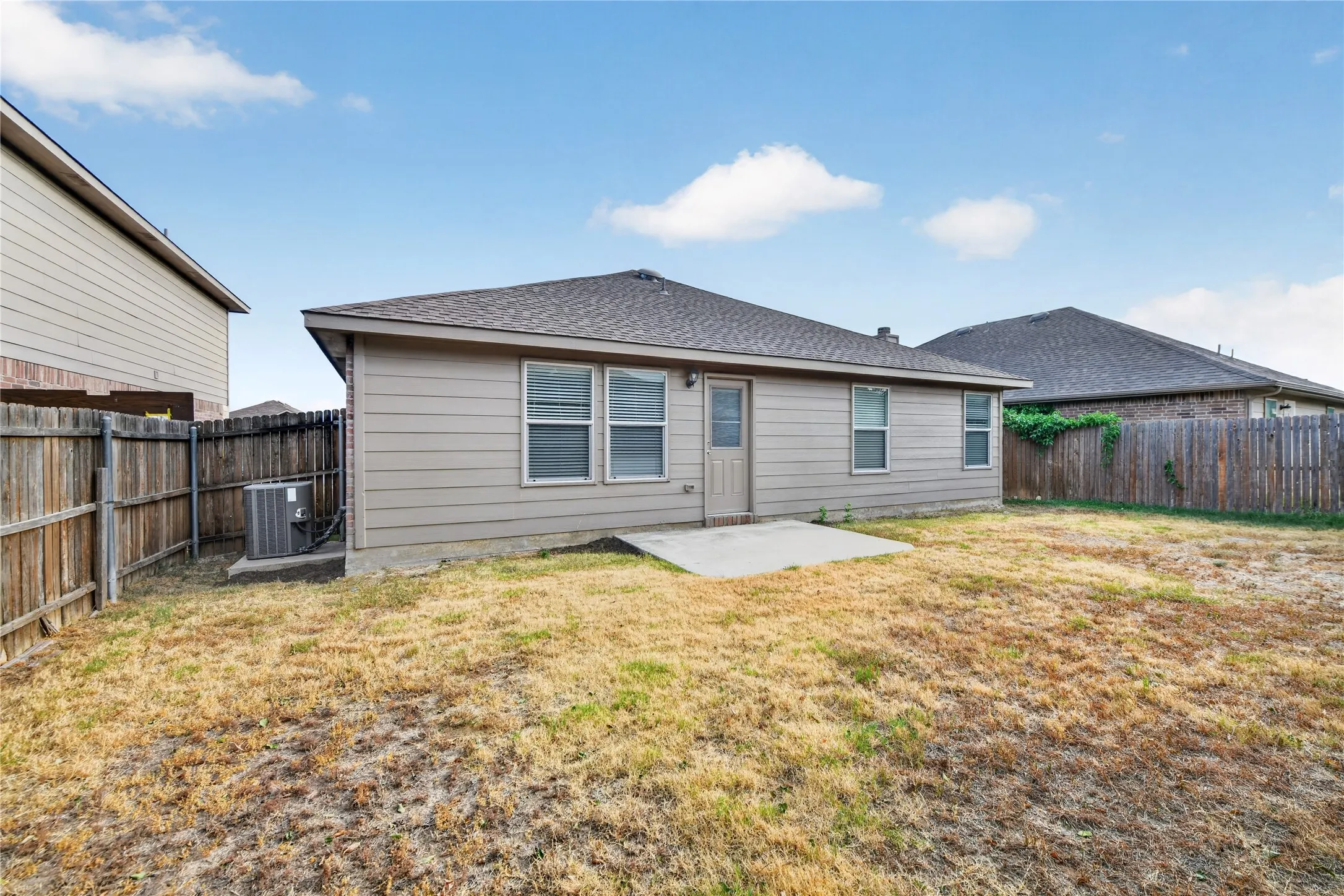 Single Family Residence For Rent in Tarrant County , 320 Chalkstone Drive, Fort Worth, Texas 76131, 3 Bedroom, 2 Bathroom, 2 Garage spaces, 1,407 Sqft, built in 2010, mls#21371897, Real Estate Agent in Fort Worth, Homes For Rent in Tarrant county, Homes For Rent in Fort Worth, Realtor in Fort Worth Texas, Real Estate Brokerage Independent Realty Texas, Luminita Cordes Realtor
