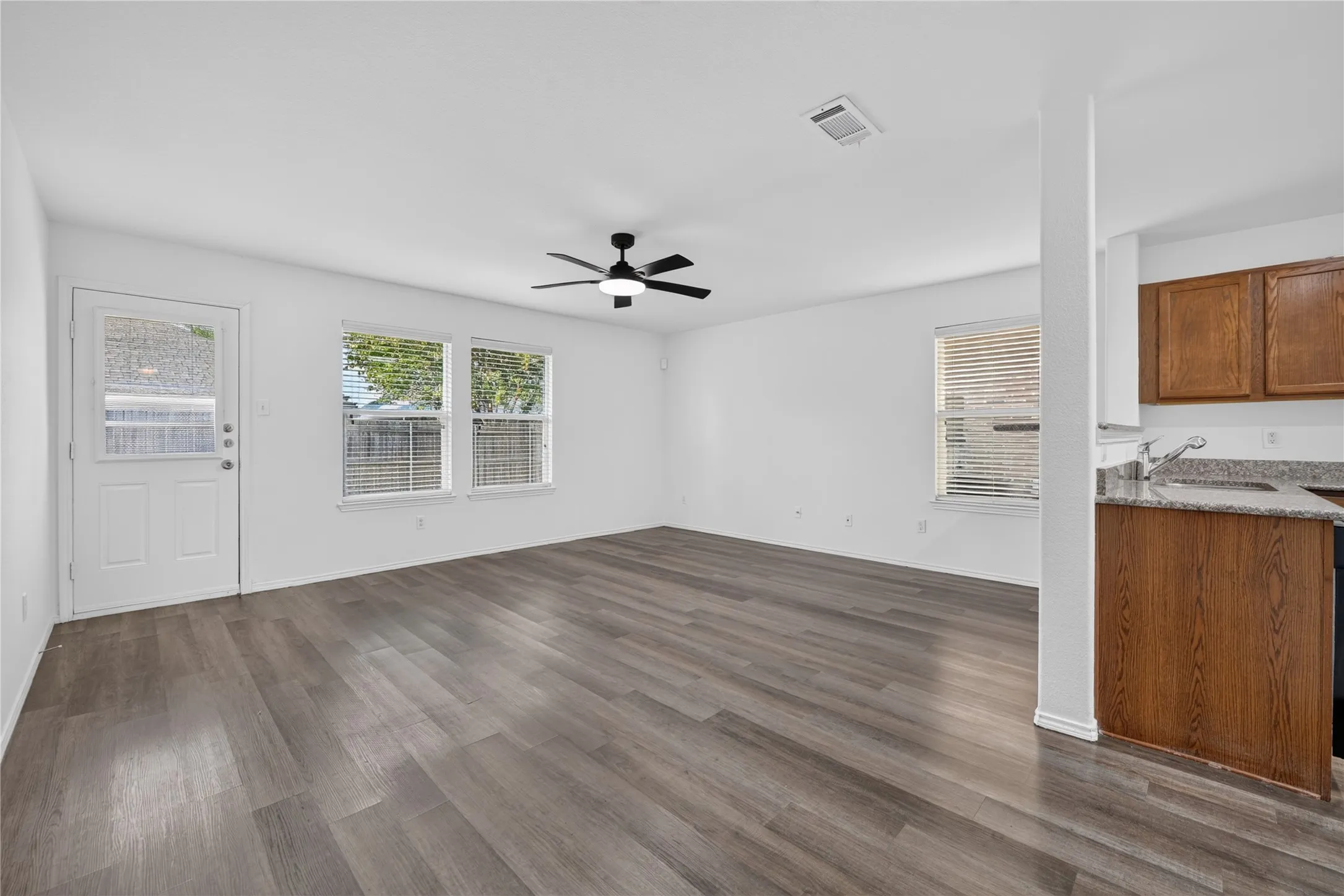 Single Family Residence For Rent in Tarrant County , 320 Chalkstone Drive, Fort Worth, Texas 76131, 3 Bedroom, 2 Bathroom, 2 Garage spaces, 1,407 Sqft, built in 2010, mls#21371897, Real Estate Agent in Fort Worth, Homes For Rent in Tarrant county, Homes For Rent in Fort Worth, Realtor in Fort Worth Texas, Real Estate Brokerage Independent Realty Texas, Luminita Cordes Realtor